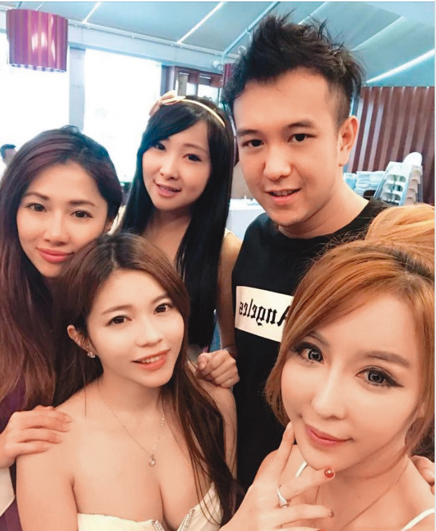 雪碧(右一)曾和新加坡富少Jeremy(右二)交往,兩人還一同經營花場生意。(翻攝自Jeremy臉書)