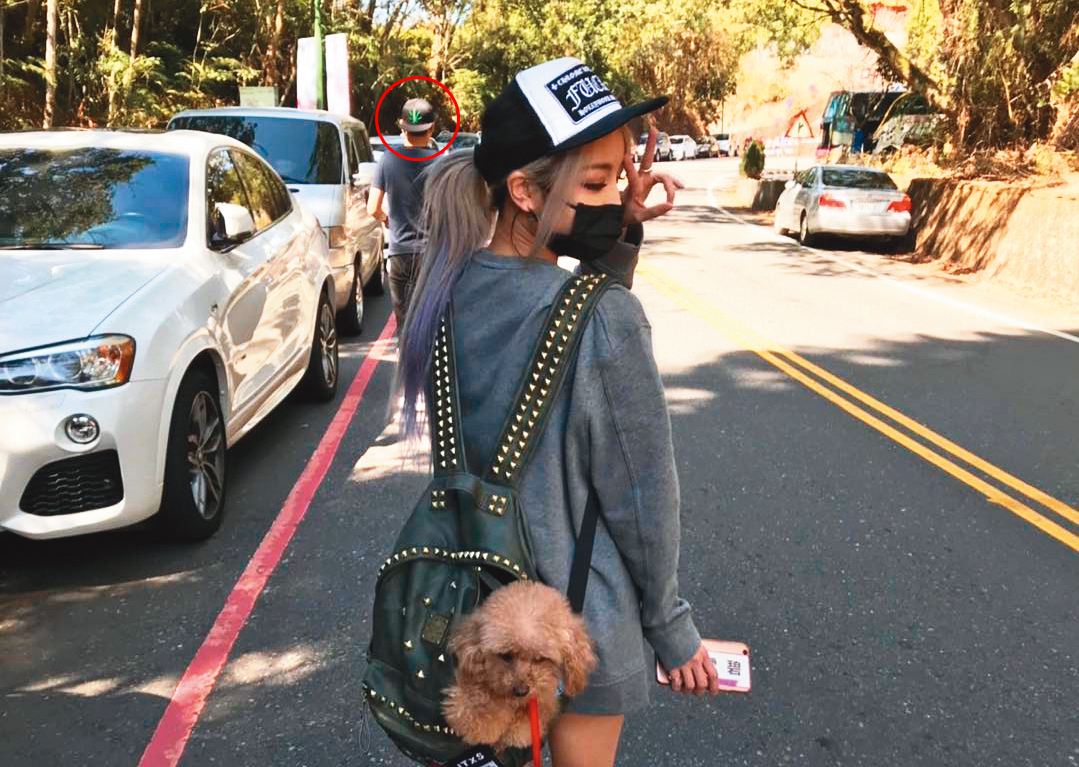 今年2月農曆春節，林咚咚獨自回娘家，卻看到雪碧po出的走春照有自己老公的身影（紅圈處）。（翻攝自雪碧IG）