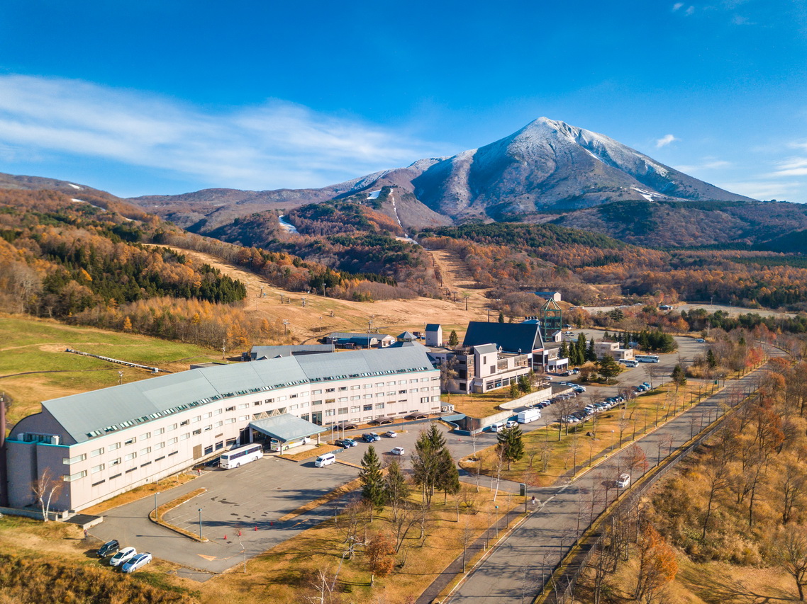 一字型的「星野磐梯山溫泉飯店」，立於日本百大名山磐梯山山麓，一旁即是ALTS滑雪場。