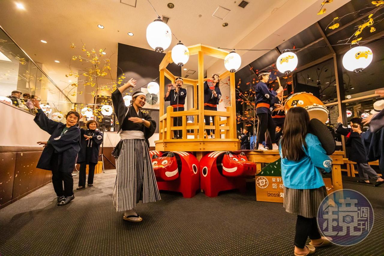 夜間的會津磐梯舞教學，讓大人小孩都玩得很開心。