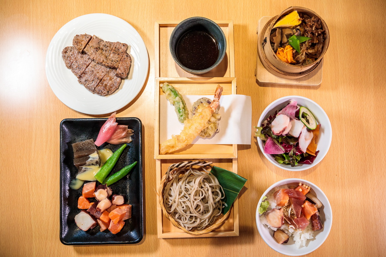 餐廳以自助式為主，提供蕎麥麵、喜多方拉麵及輪箱飯，都是在地特色美食。
