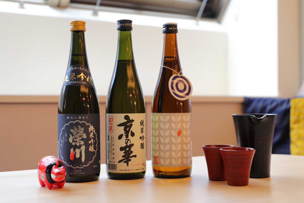 房間中備有3瓶風味各異的清酒。