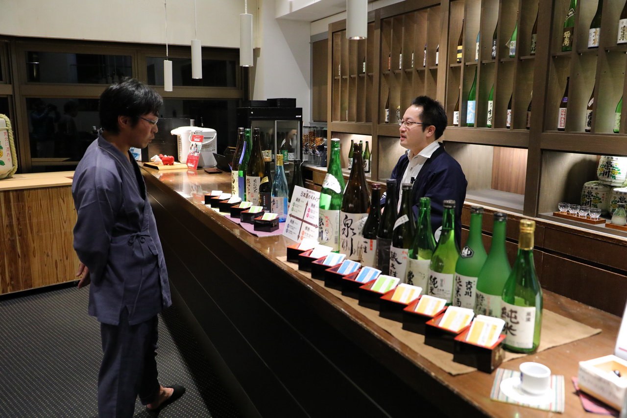 大廳清酒吧台上擺放各式風味的日本酒。