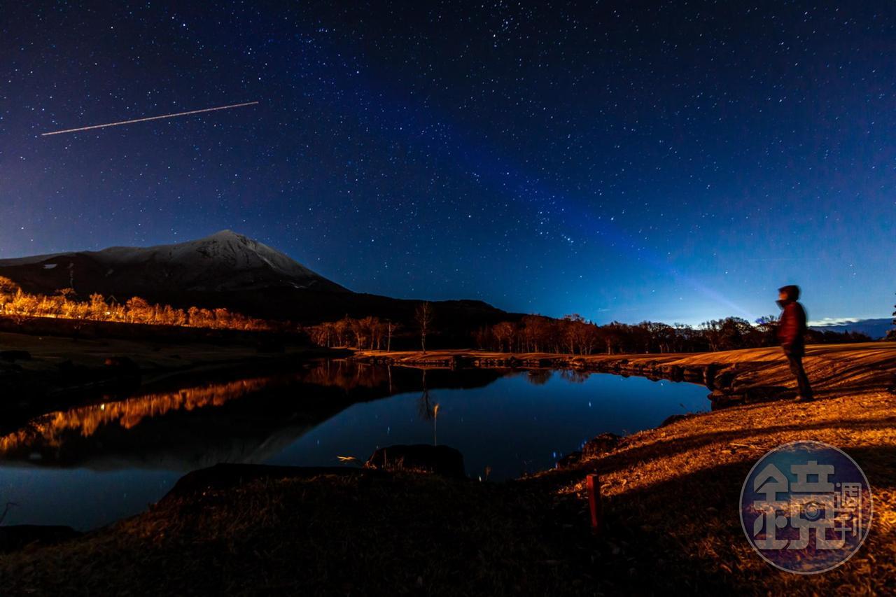 面對湖景的浩瀚星空。