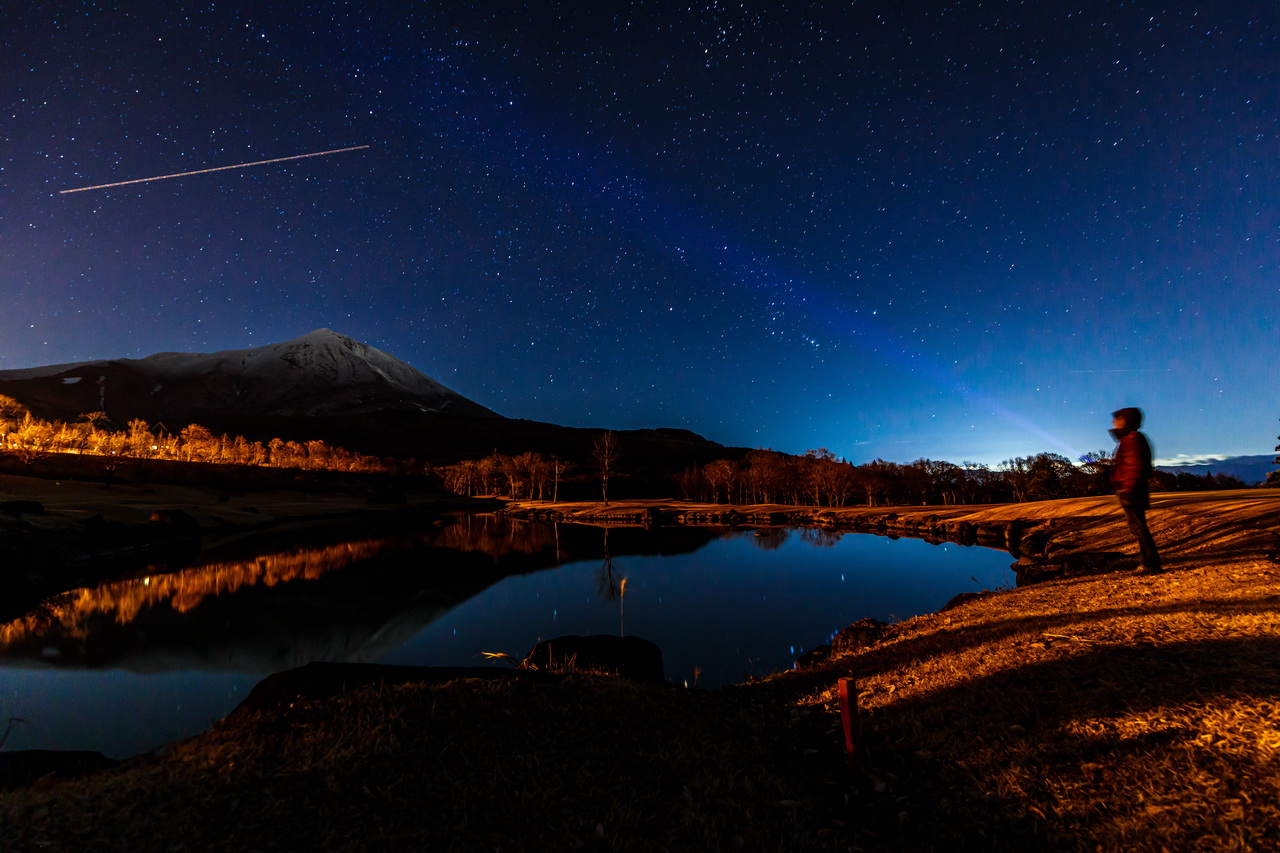 面對湖景的浩瀚星空。