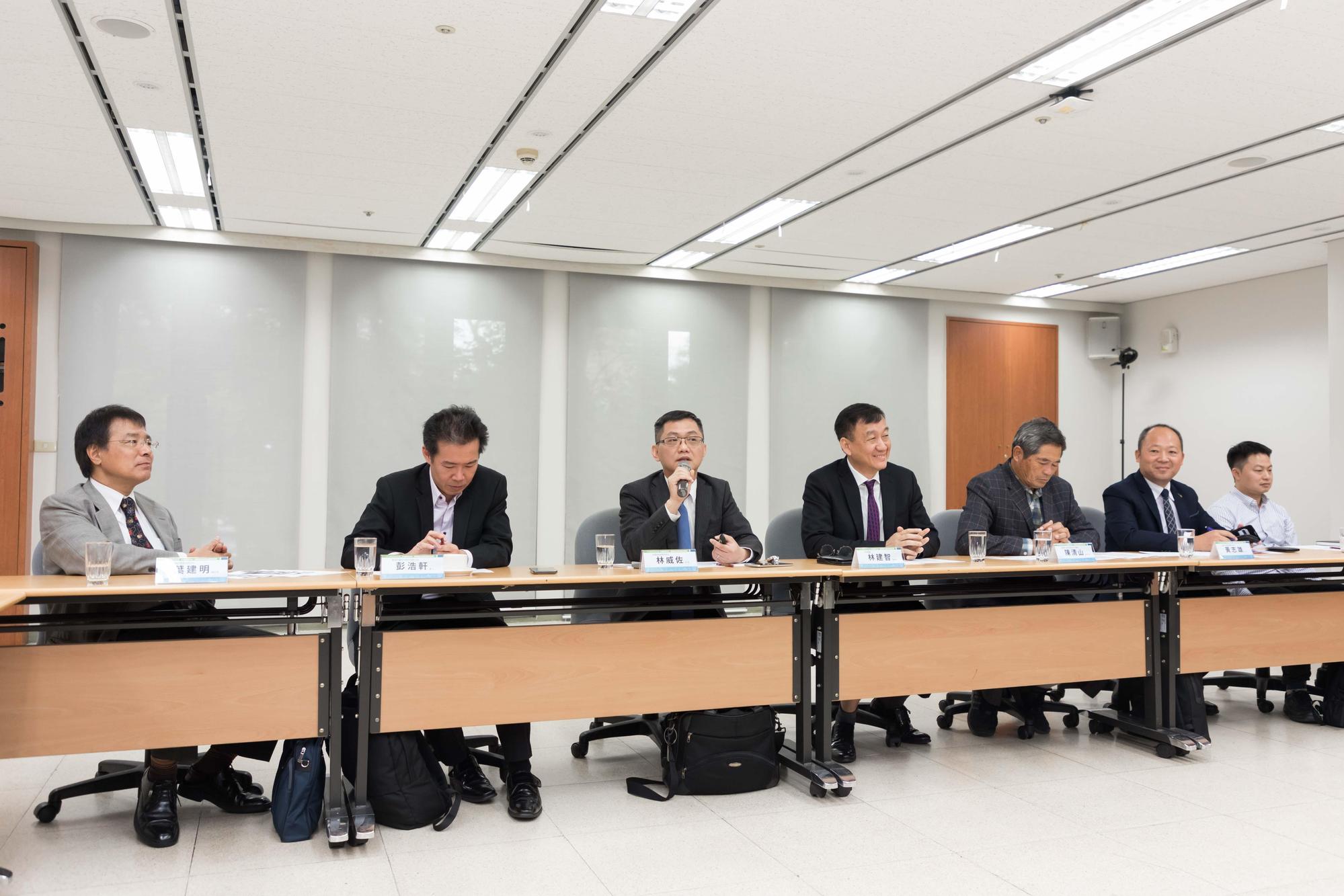 政府邀請冷鏈業者、農民代表及各方專家學者討論臺灣農業冷鏈建構方針。