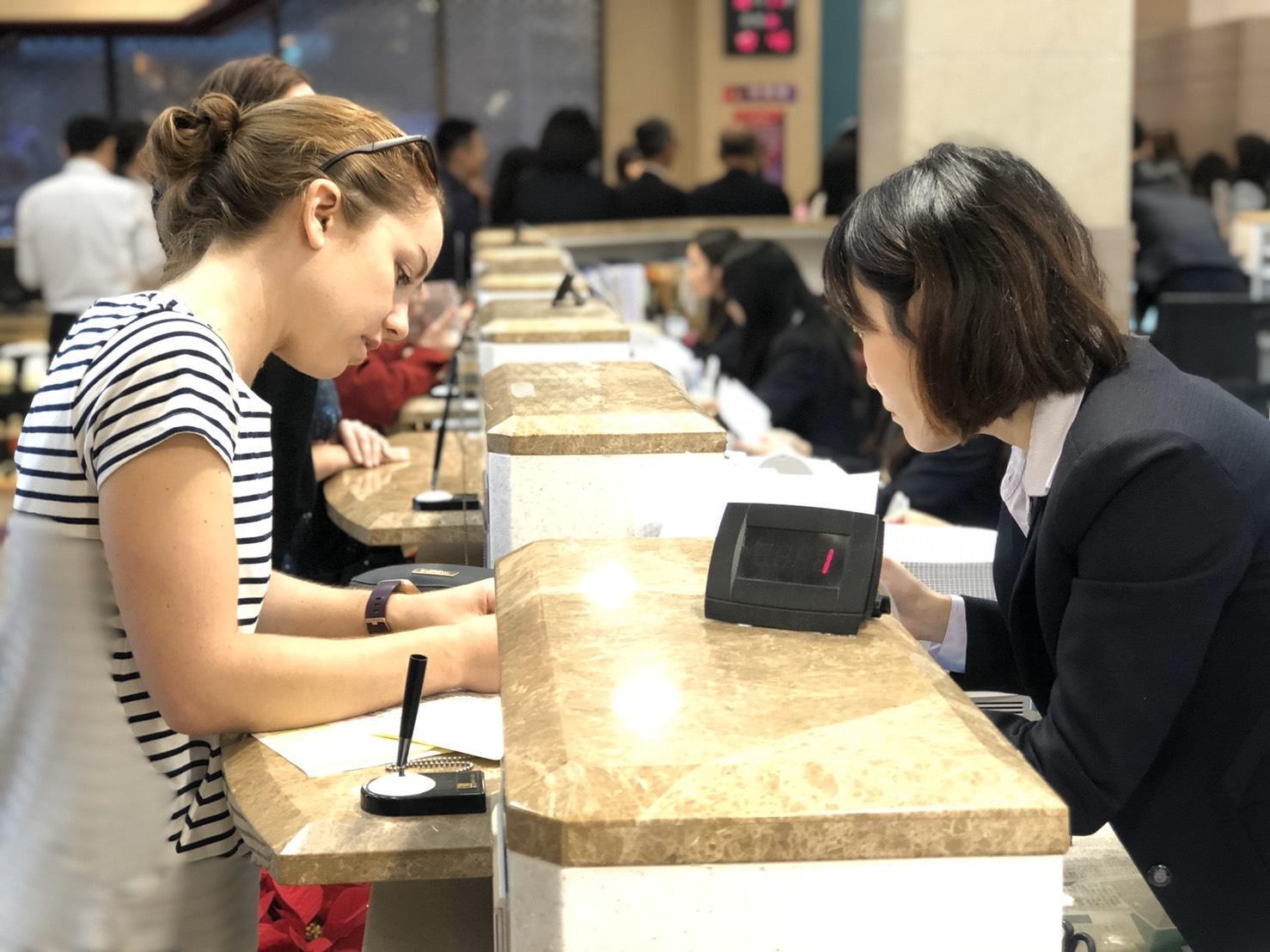 蘭雅分行行員具備雙語能力,協助外籍人士完成金融手續辦理。