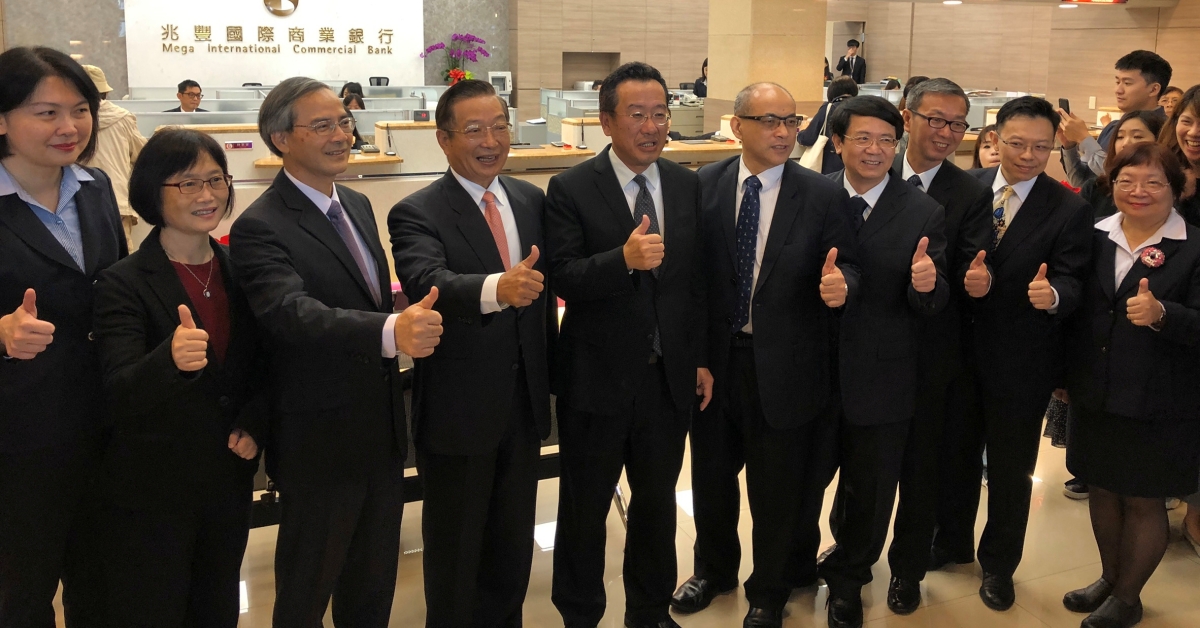 金管會主委顧立雄(中)、國發會副主委鄭貞茂(右5)、財政部次長阮清華(左3)等人視察兆豐銀行雙語示範分行-蘭雅分行。