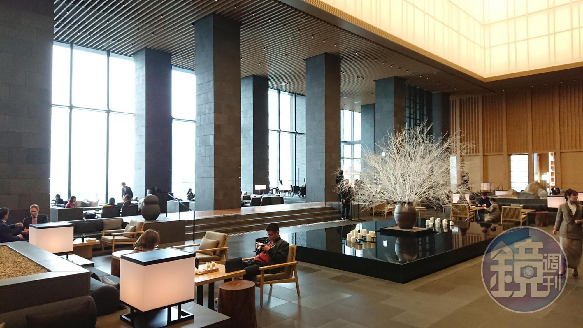 東京安縵位在瑞穗銀行總部上的33樓到38樓,窗邊就能俯視東京市景。