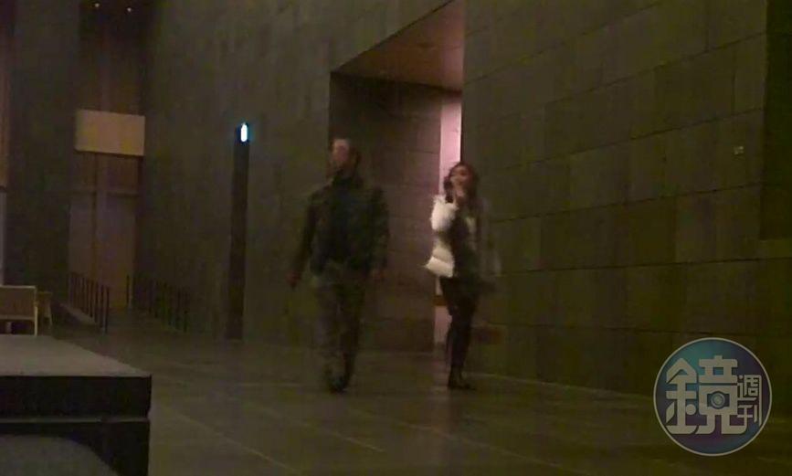 陳瑞聰和陳女兩人一起漫步在1晚要價日幣12萬元起跳的東京安縵(Aman Tokyo)飯店大廳。