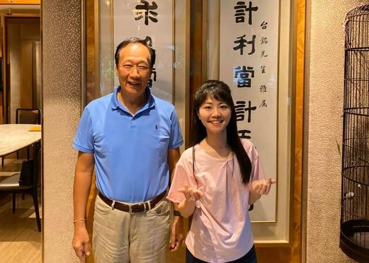 高嘉瑜為爭取更多選票支持，她日前po出拜會郭台銘照片，更重提「0到6歲國家養」等政策。（翻攝自高嘉瑜臉書）