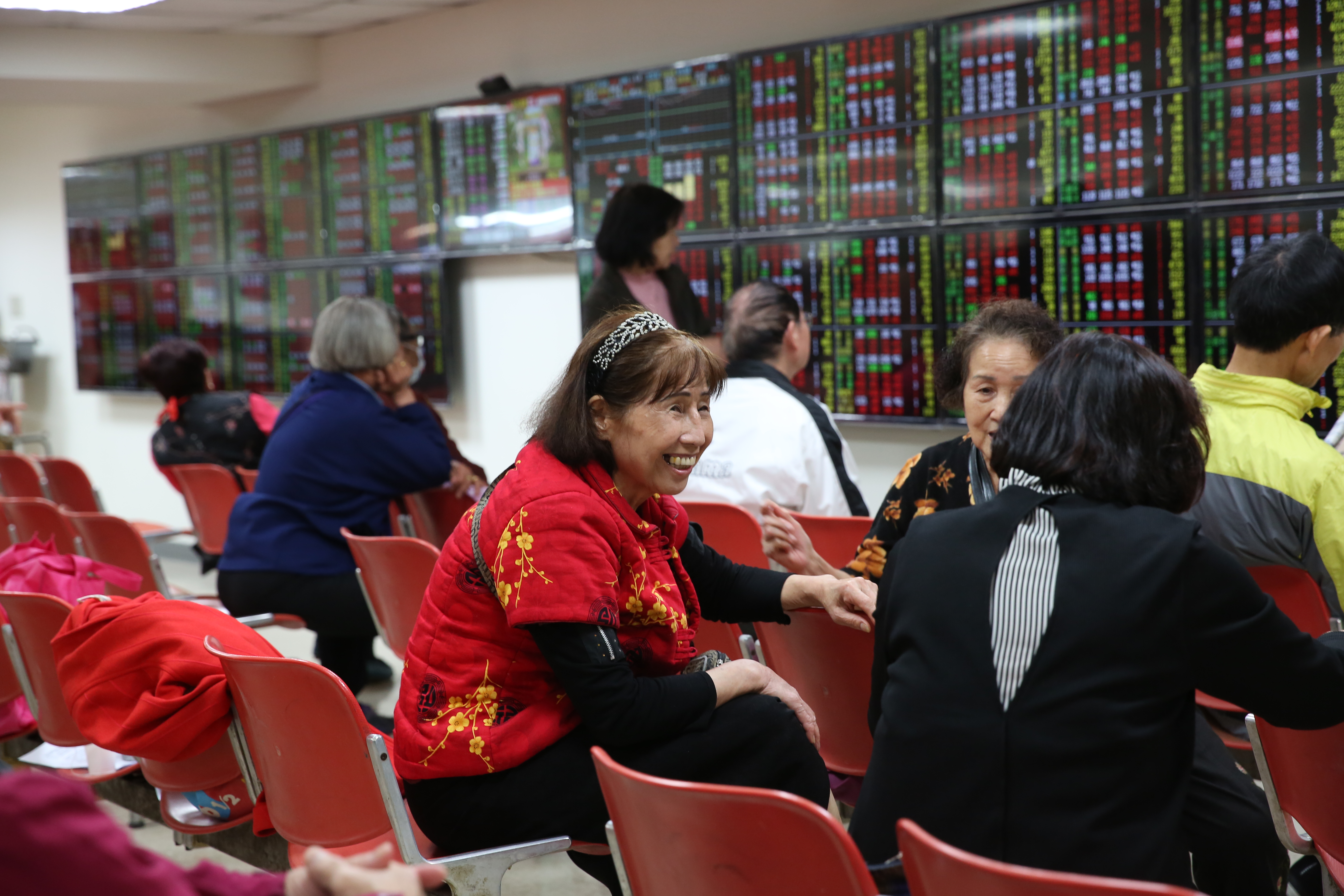 台股創下史上最長的萬點行情，一舉站上29年半的新高。