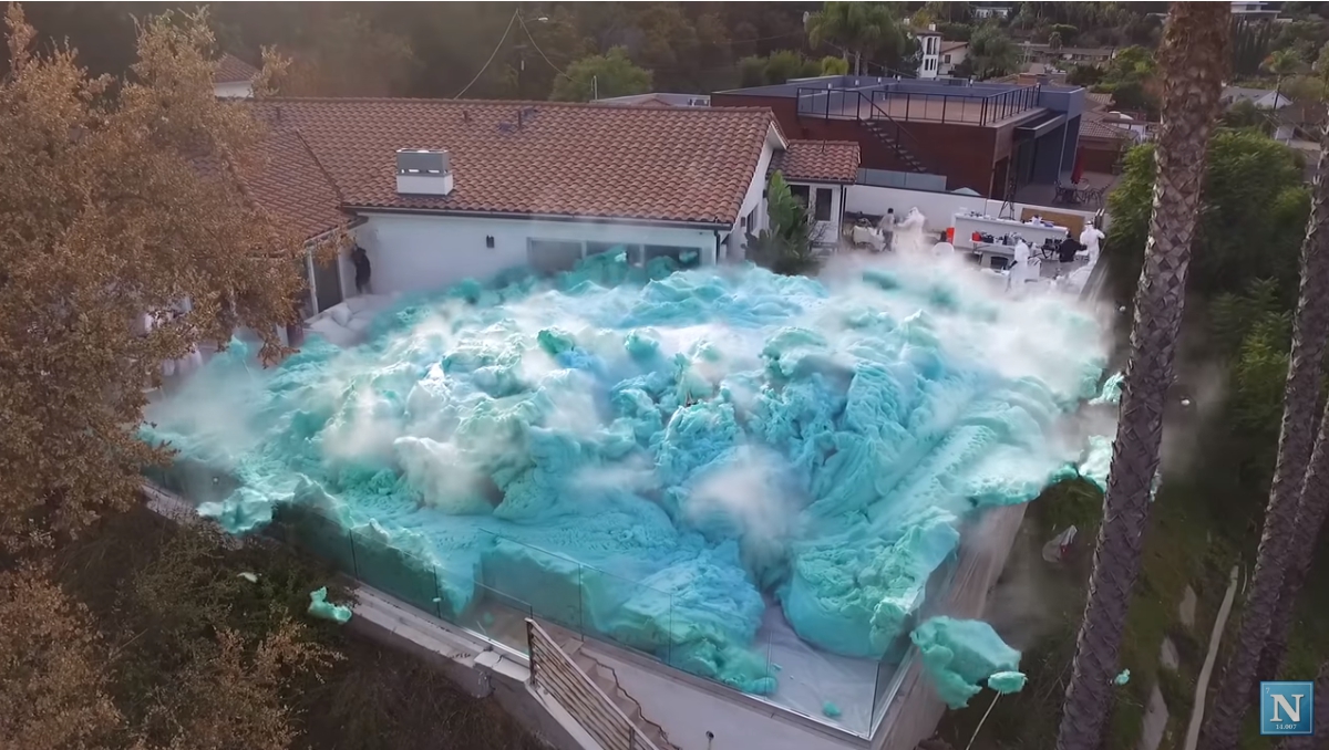 網紅烏哈斯在自己後院打造世界上規模最大的「大象牙膏實驗」，結果相當驚人。（翻攝自烏哈斯YouTube）