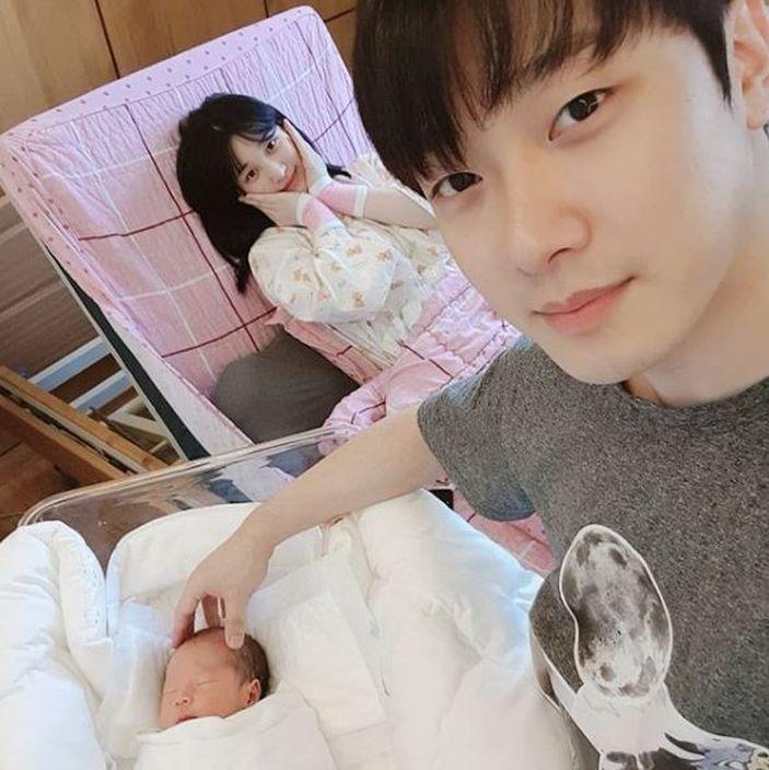 崔敏煥與LABOUM成員金律喜結婚育有1子,她又懷孕是雙胞胎。(網路圖片)