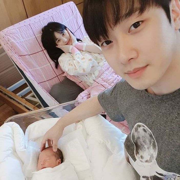 崔敏煥與LABOUM成員金律喜結婚育有1子，她又懷孕是雙胞胎。（網路圖片）