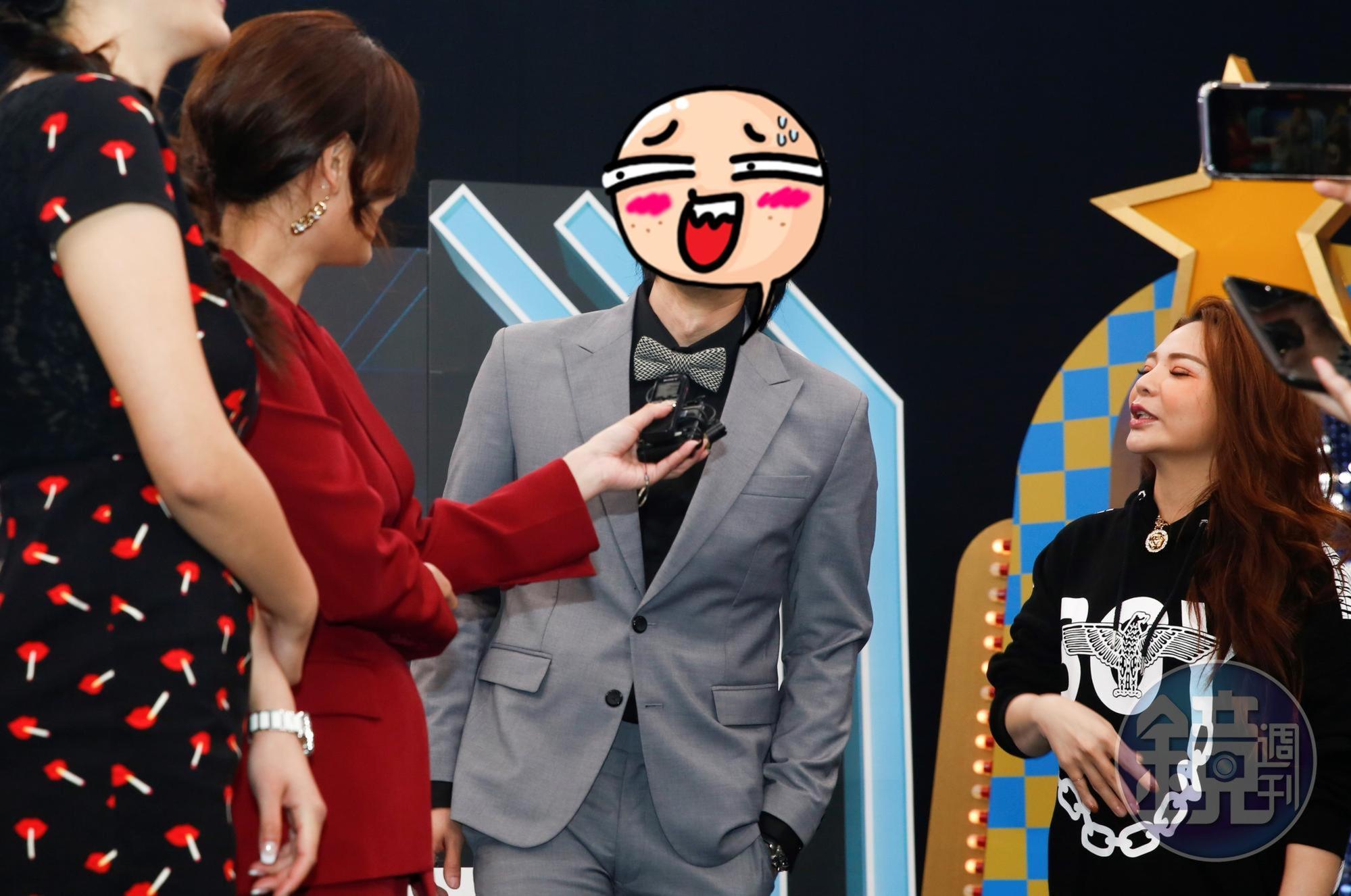 徐新洋(中)身為資深主持人徐乃麟的大公子,卻選擇低調出道,一開始連同事都不知道。