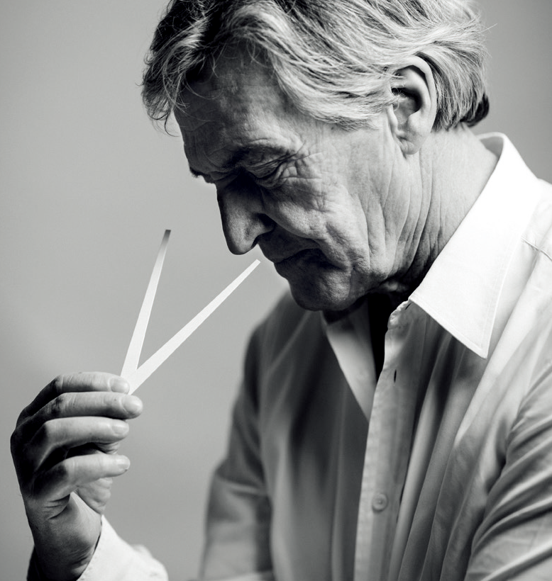 Jean-Claude ELLENA在與Hermès愛馬仕香氛度過了14個年頭後,得到世界上最佳調香師的美譽,現為洛蔻芳香氛創意總監。