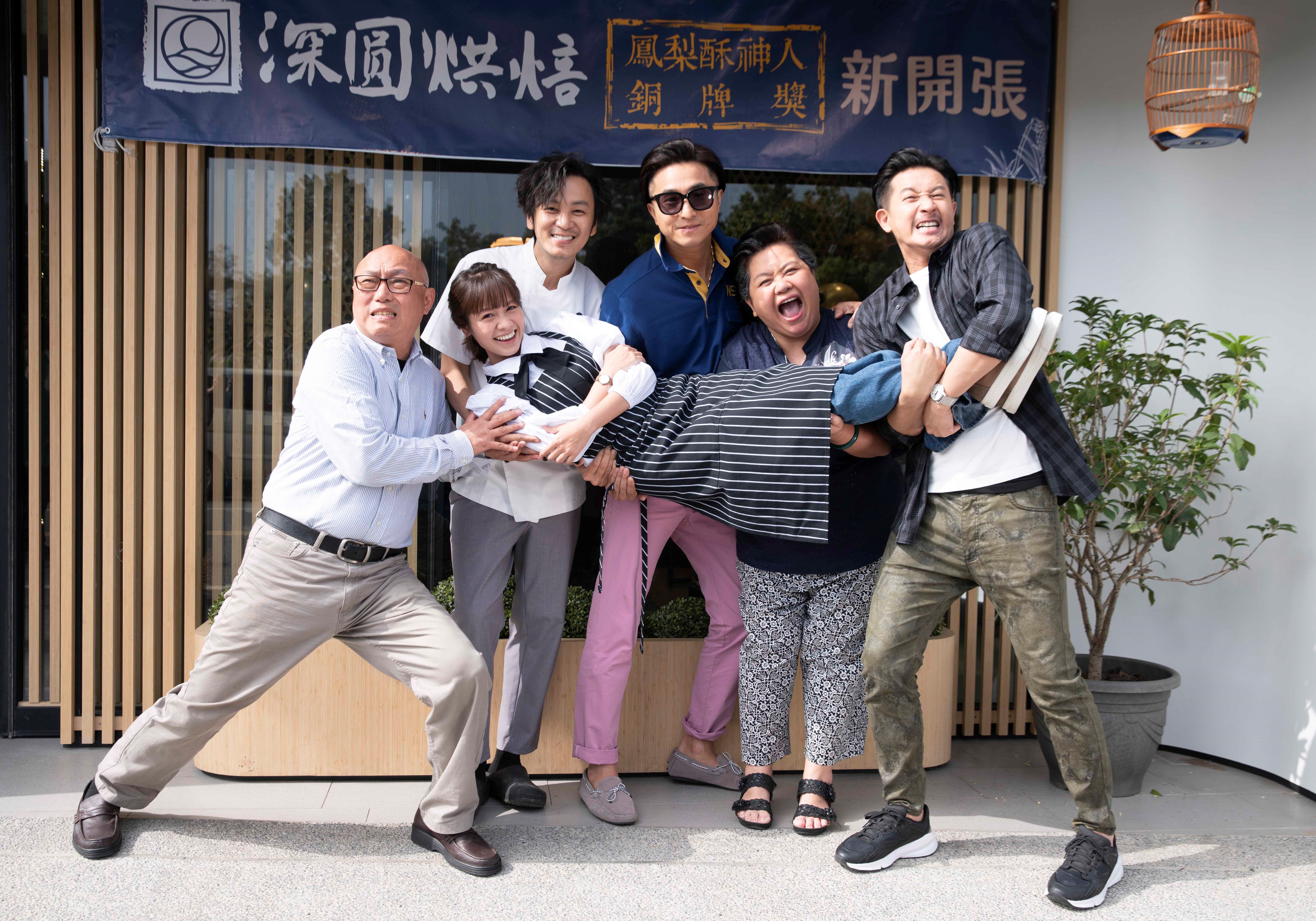 導演鄧安寧（左）客串王少偉(中後)與（右）邱凱偉國中的訓導主任，追出來教訓兩人，瘋狂惡搞的行徑讓眾人相當傻眼。（圖／公視提供）