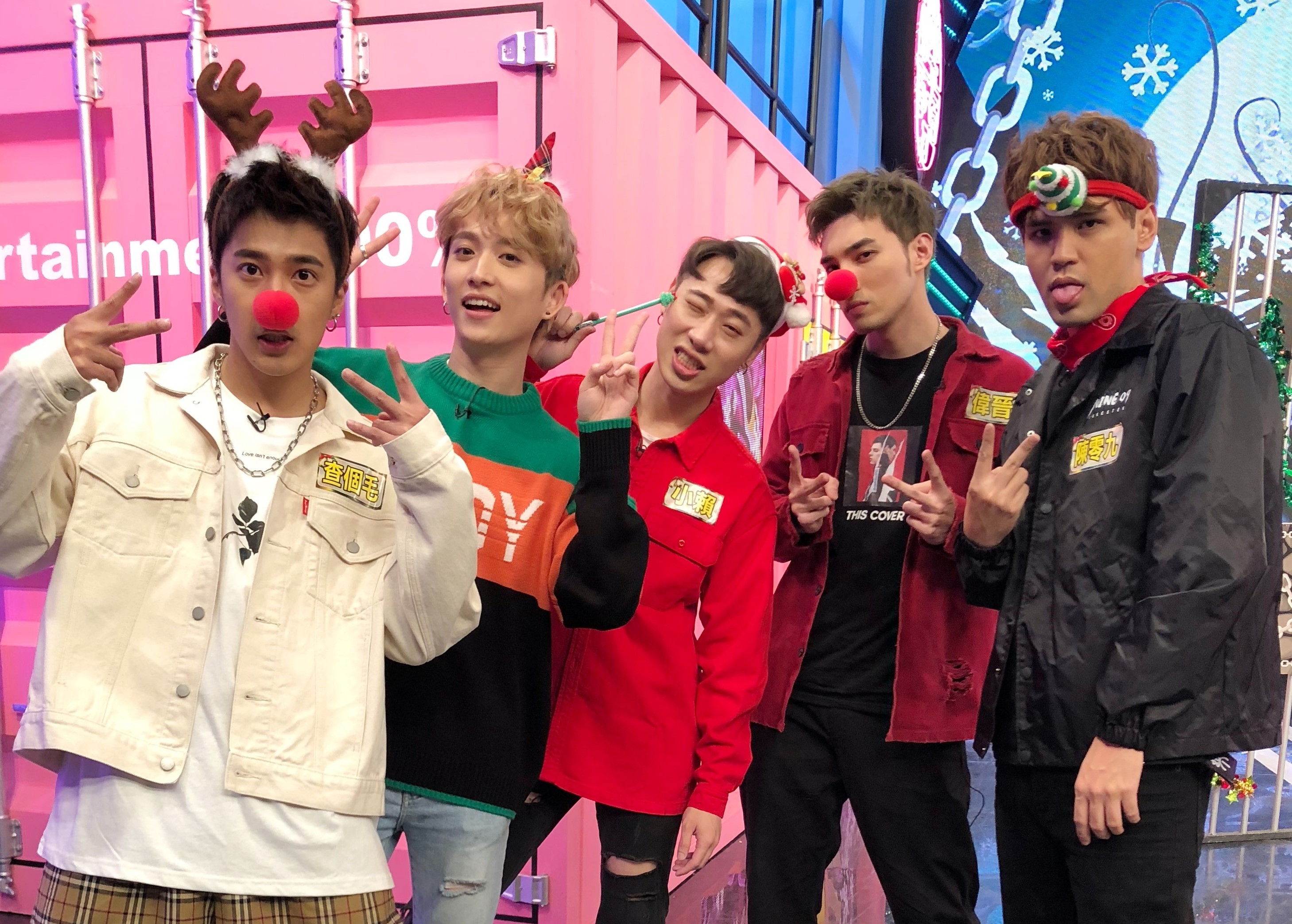 狼人殺偶像們著聖誕配飾陪觀眾過聖誕，陳零九（右）卻認為自己身為創作歌手出現在這相當荒謬。（圖／八大提供）
