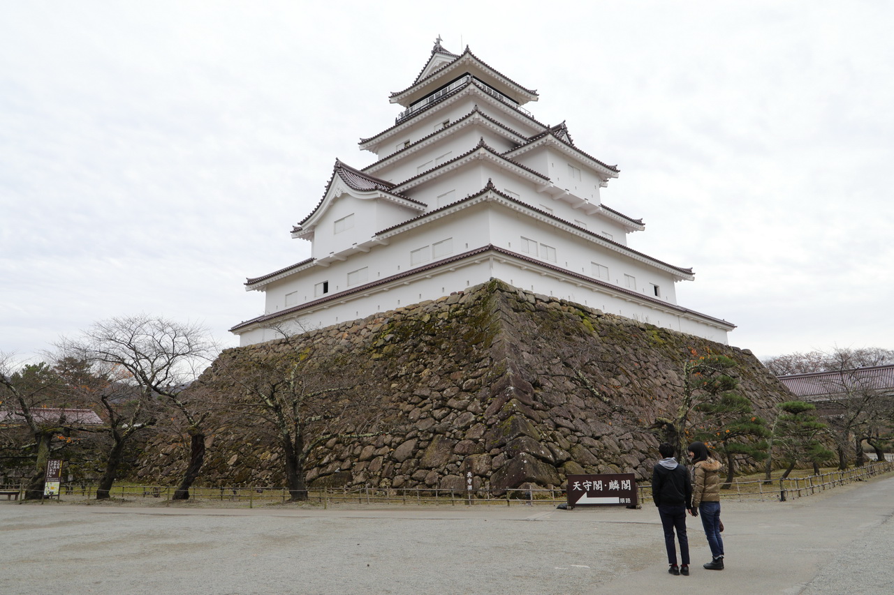 唯一使用磚紅色屋瓦的天守閣，有5層樓高，是東日本最大的城堡。