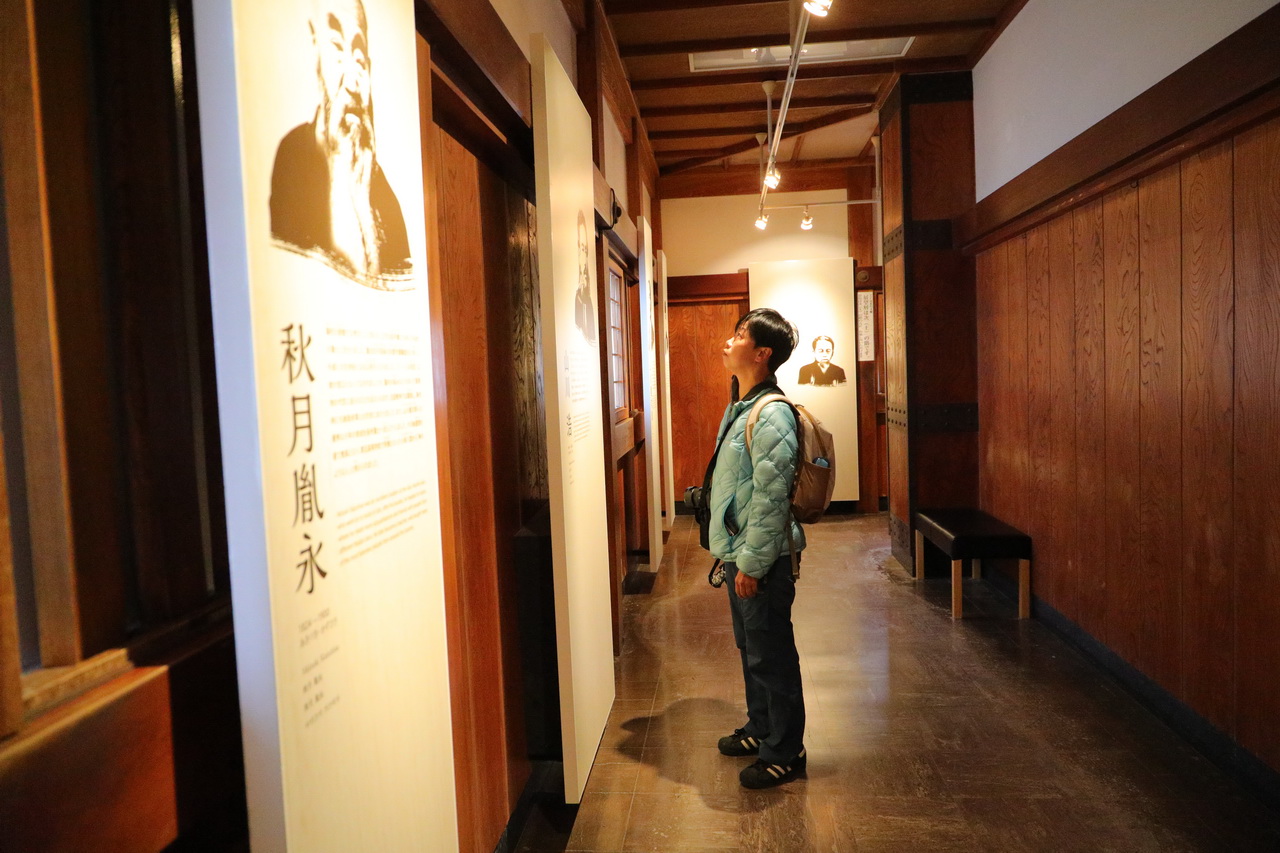 靜靜的看著展覽空間，細細了解會津的歷史。