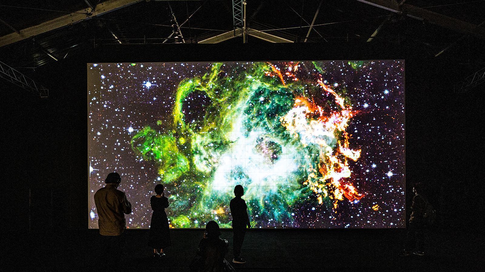Beyond Watchmaking藝術展內部展區之一，藉由動態畫面結合數位音效，是不同於典型展覽的全新體驗。