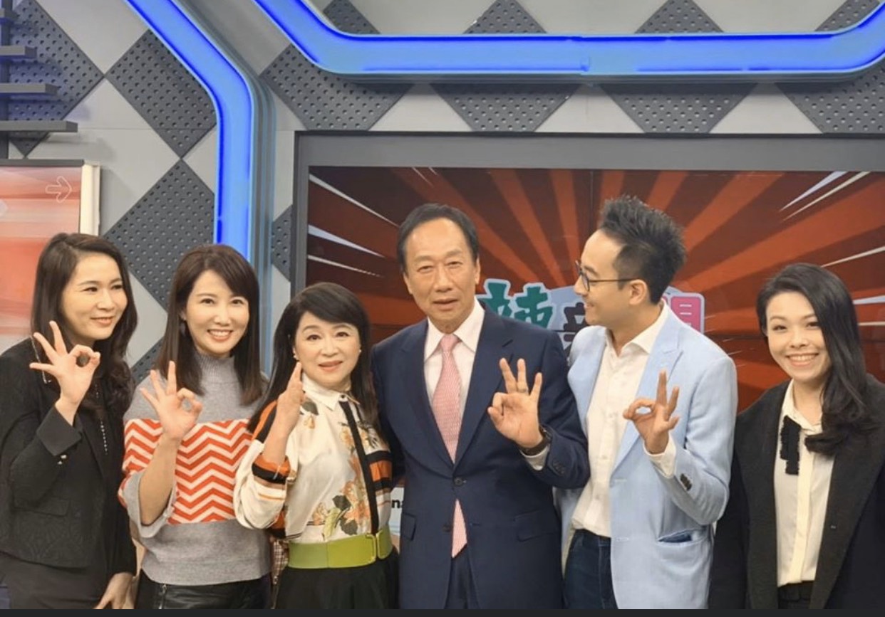 鴻海創辦人郭台銘帶4位郭家軍上周玉蔻的辣新聞專訪。（翻攝劉宥彤臉書）