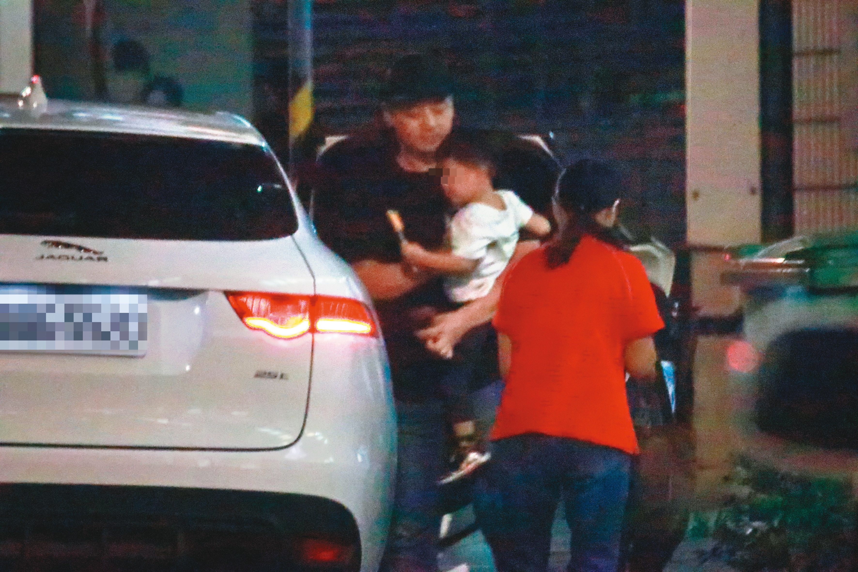 10月底，郭柏均曾開著從雪碧家出入的進口休旅車去接小孩出遊。