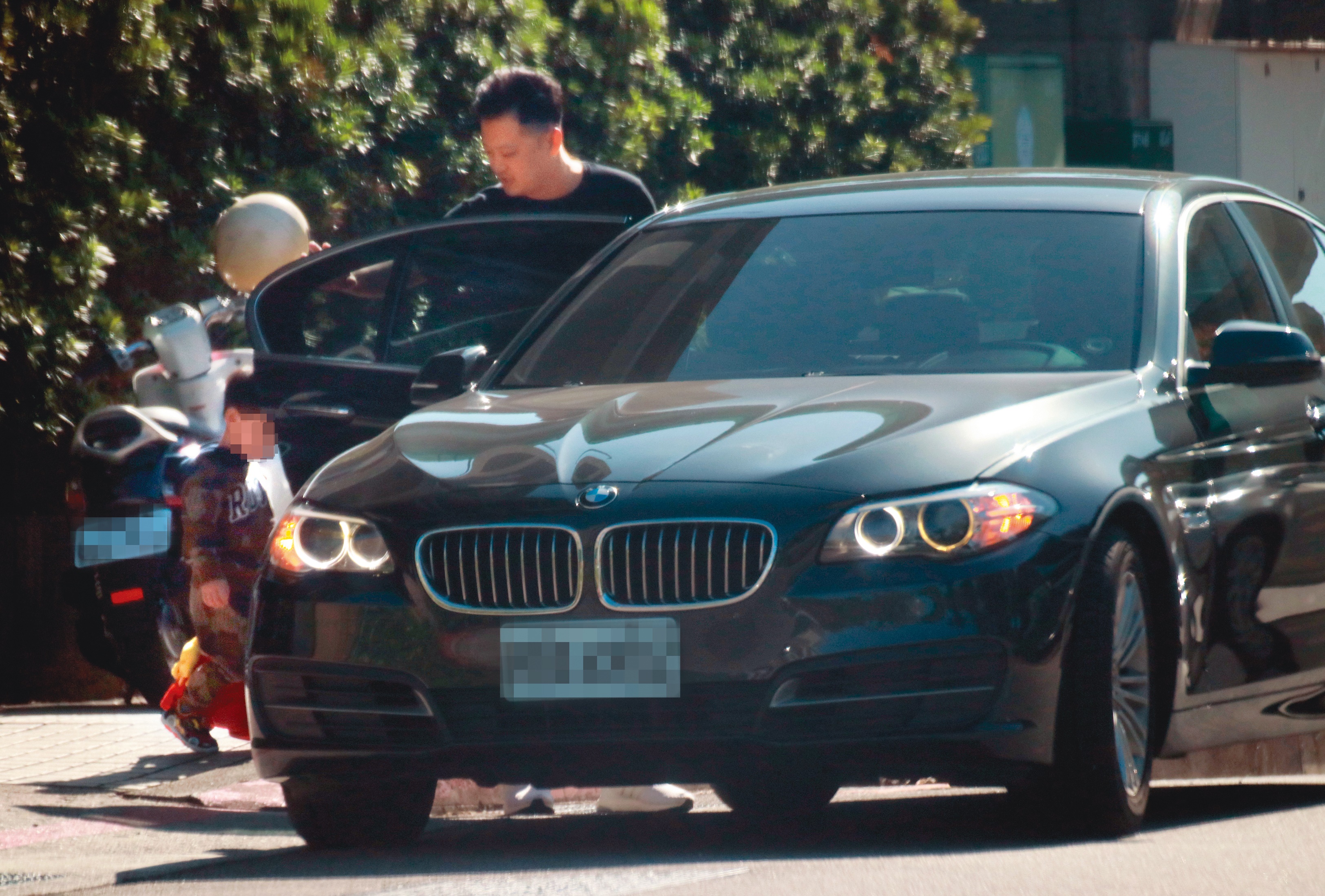 郭柏均行蹤相當神祕，有時會坐Uber或是時常換新的租賃車開。