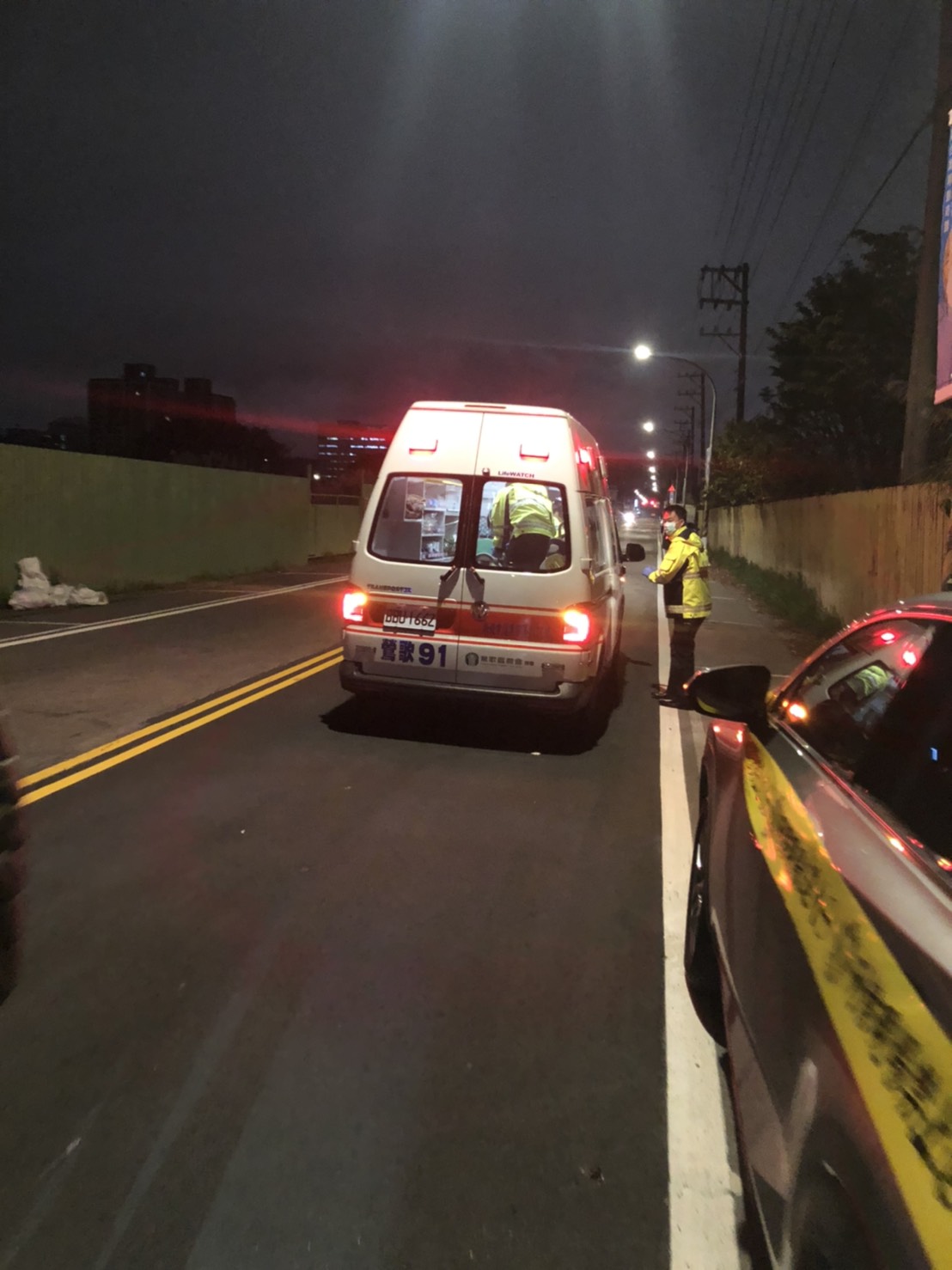 警方立即召來救護車將林送醫急救,但最後是回天乏術。(民眾提供)