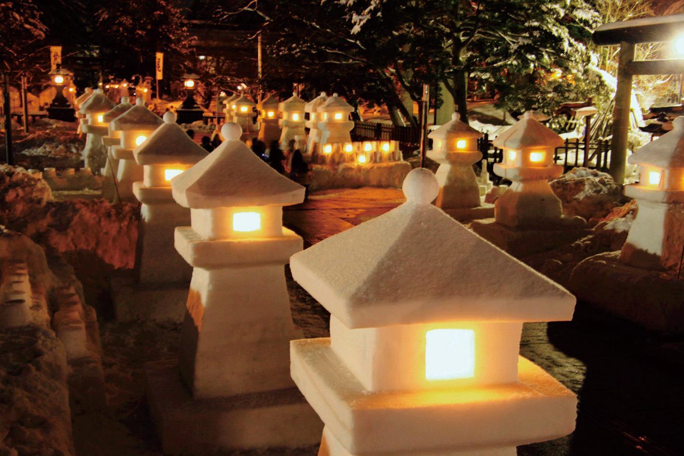 「上杉雪燈籠祭」的柔和燭火，散發溫暖與夢幻詩意。（JR東日本提供）