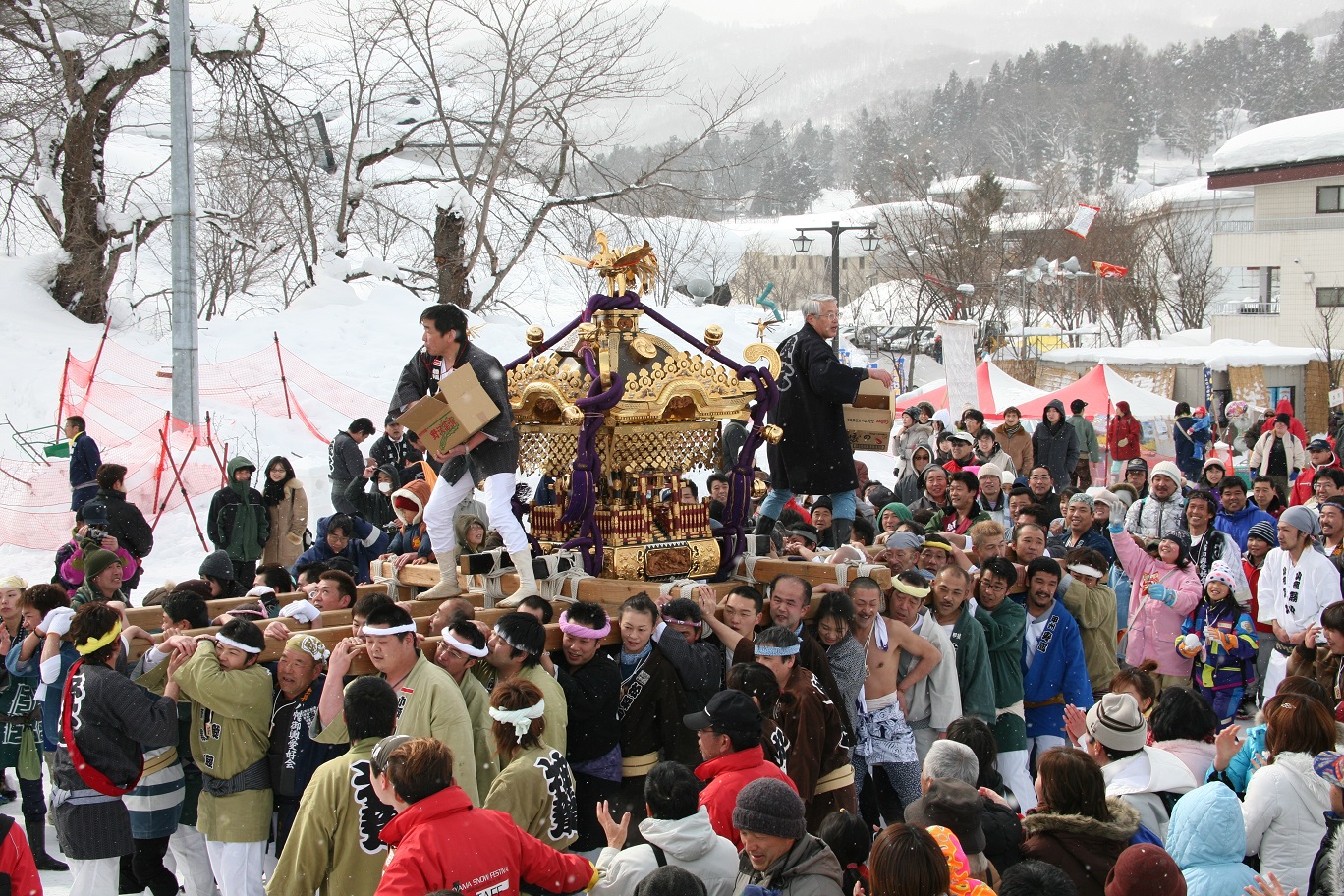 「飯山雪祭」的雪中神轎活動，十分熱鬧。（JR東日本提供）