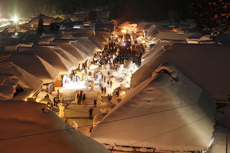 活動在兩旁覆蓋白雪的傳統茅葺建築聚落裡舉行，「大內宿雪祭」別有風情。（JR東日本提供）
