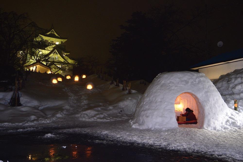 「橫手雪屋」是每年2月中旬，夜晚祭祀水神的習俗。（JR東日本提供）