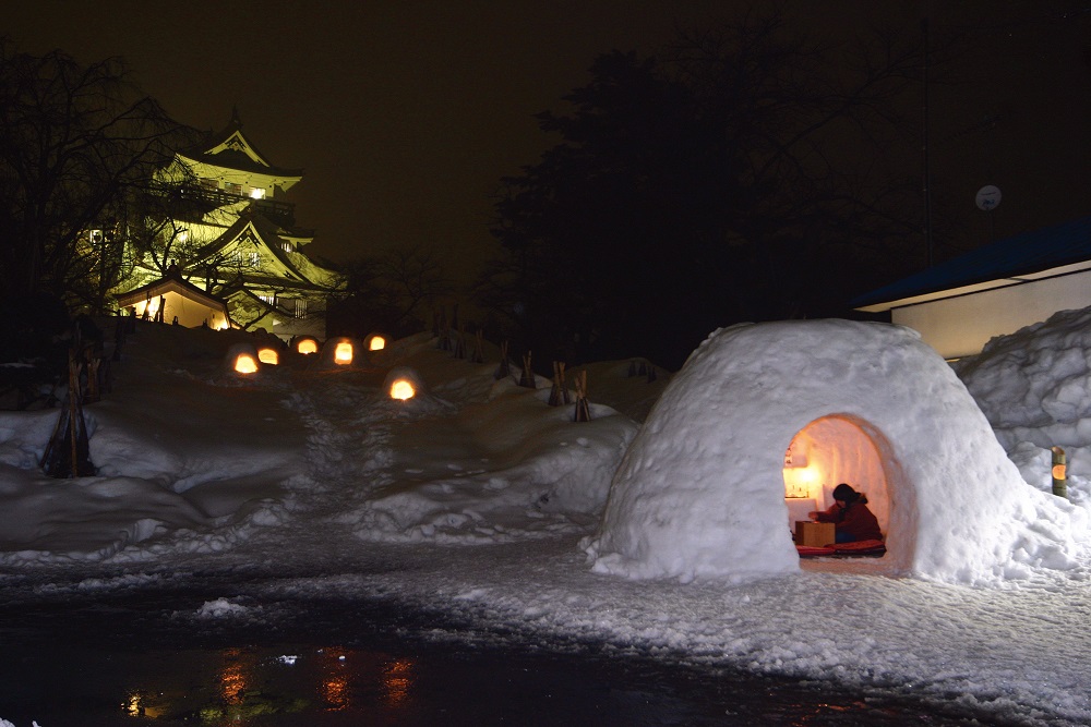 「橫手雪屋」是每年2月中旬，夜晚祭祀水神的習俗。（JR東日本提供）