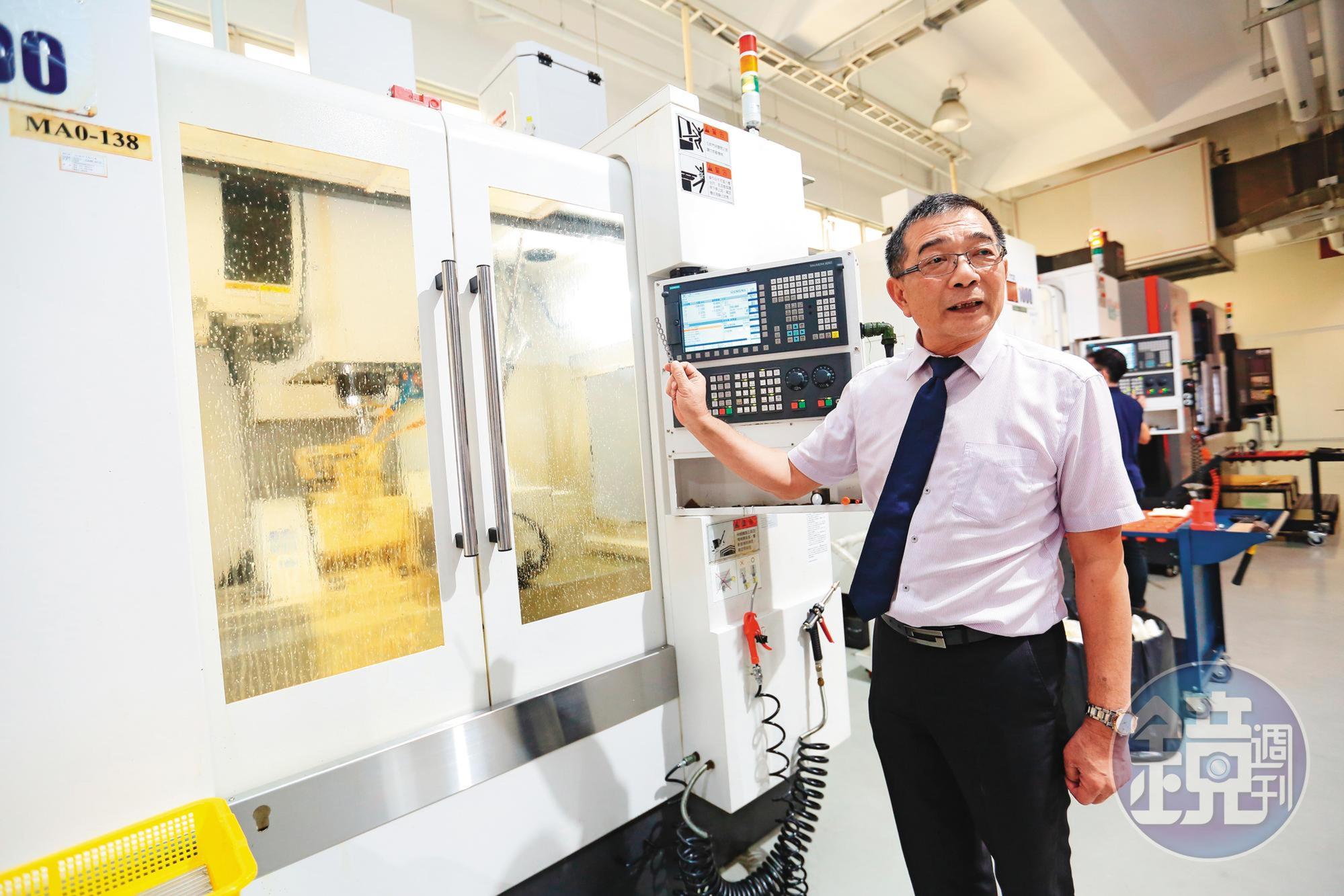 鴻君科技廠以全自動化生產人工牙根，機台使用食用油做潤滑油，廠房一塵不染。