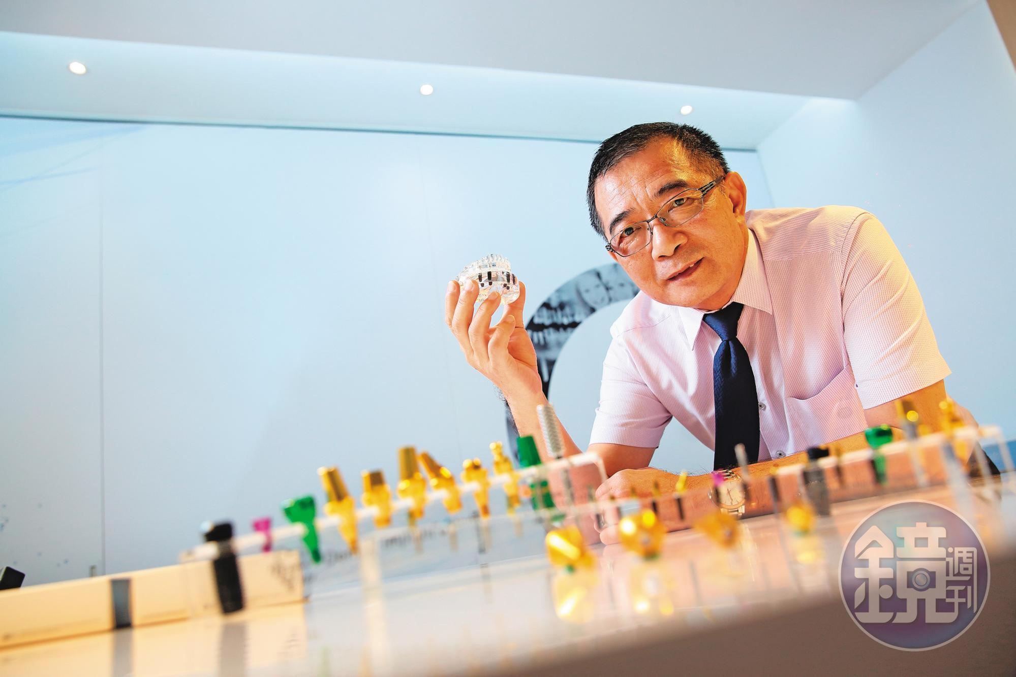 螺絲模具工出身的鄭鴻君，靠精良加工技術帶領團隊轉型，切入植牙領域，是國內第一家全製程人工牙材製造商。