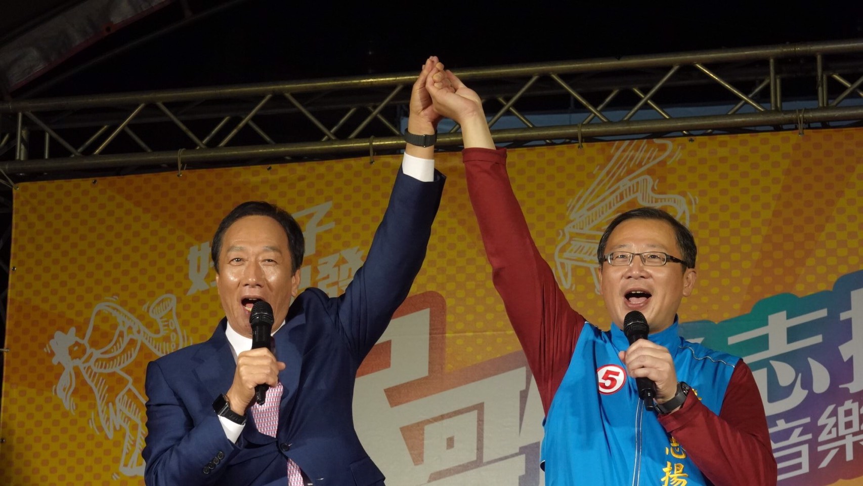 郭台銘替吳志揚站台，談到吳在擔任桃園縣長任內的建設。（吳志揚辦公室提供）