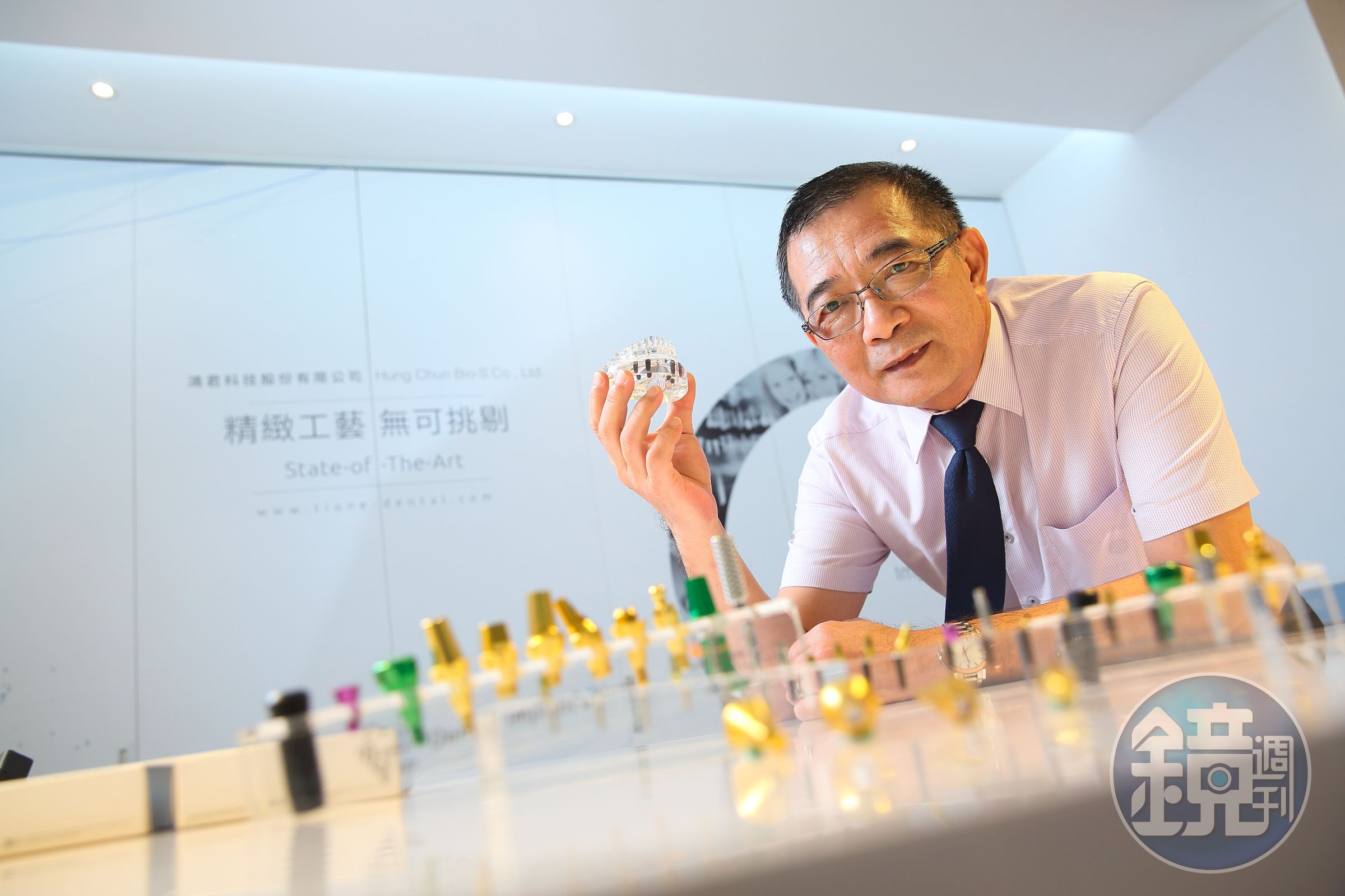 螺絲模具工出身的鄭鴻君，靠精良加工技術帶領團隊轉型，切入人工牙材領域，是國內第一家全製程人工牙材製造商。
