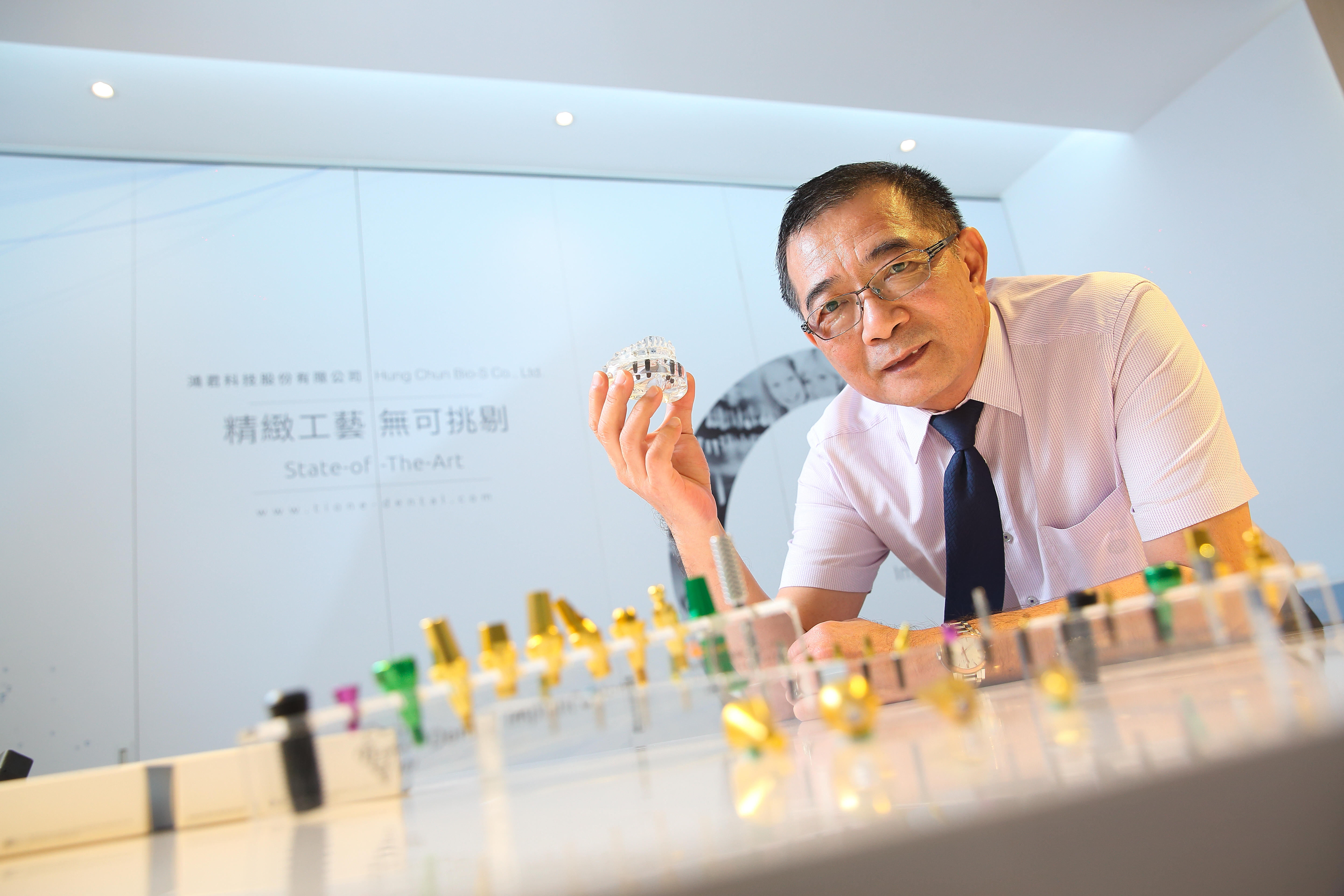螺絲模具工出身的鄭鴻君，靠精良加工技術帶領團隊轉型，切入人工牙材領域，是國內第一家全製程人工牙材製造商。