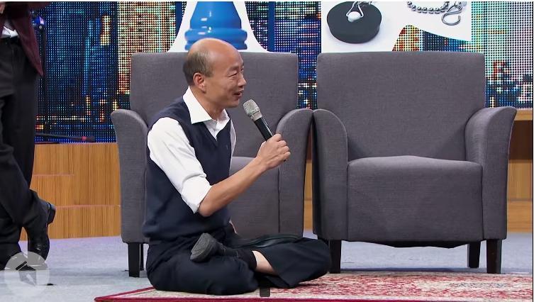 韓國瑜上《博恩夜夜秀》提出要進行「比賽盤腿」。（取自STR Network YouTube頻道）