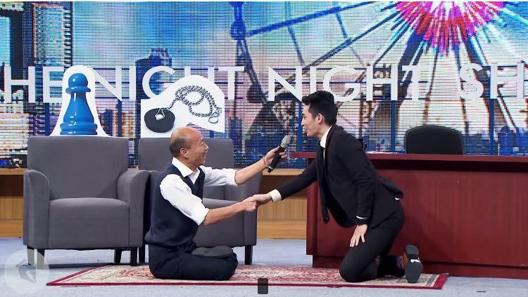 韓國瑜上《博恩夜夜秀》邀請主持人「比賽盤腿」，坐起來然後盤著腿走路。（取自STR Network YouTube頻道）