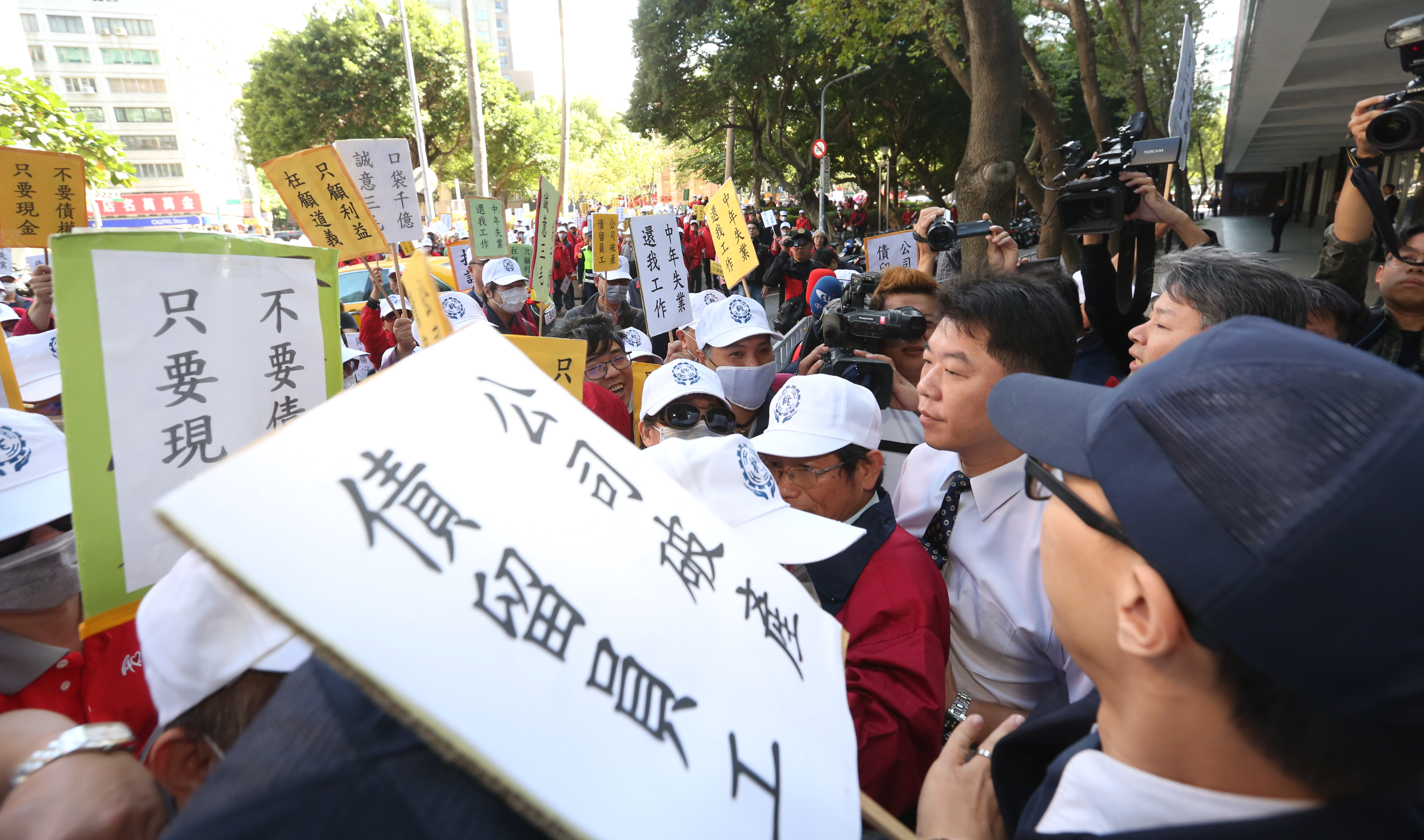 華映在今年先後下市破產，最後還積欠了員工12億元的薪資、資遣費和退休金，最後靠政府幫忙才解決了部分問題。