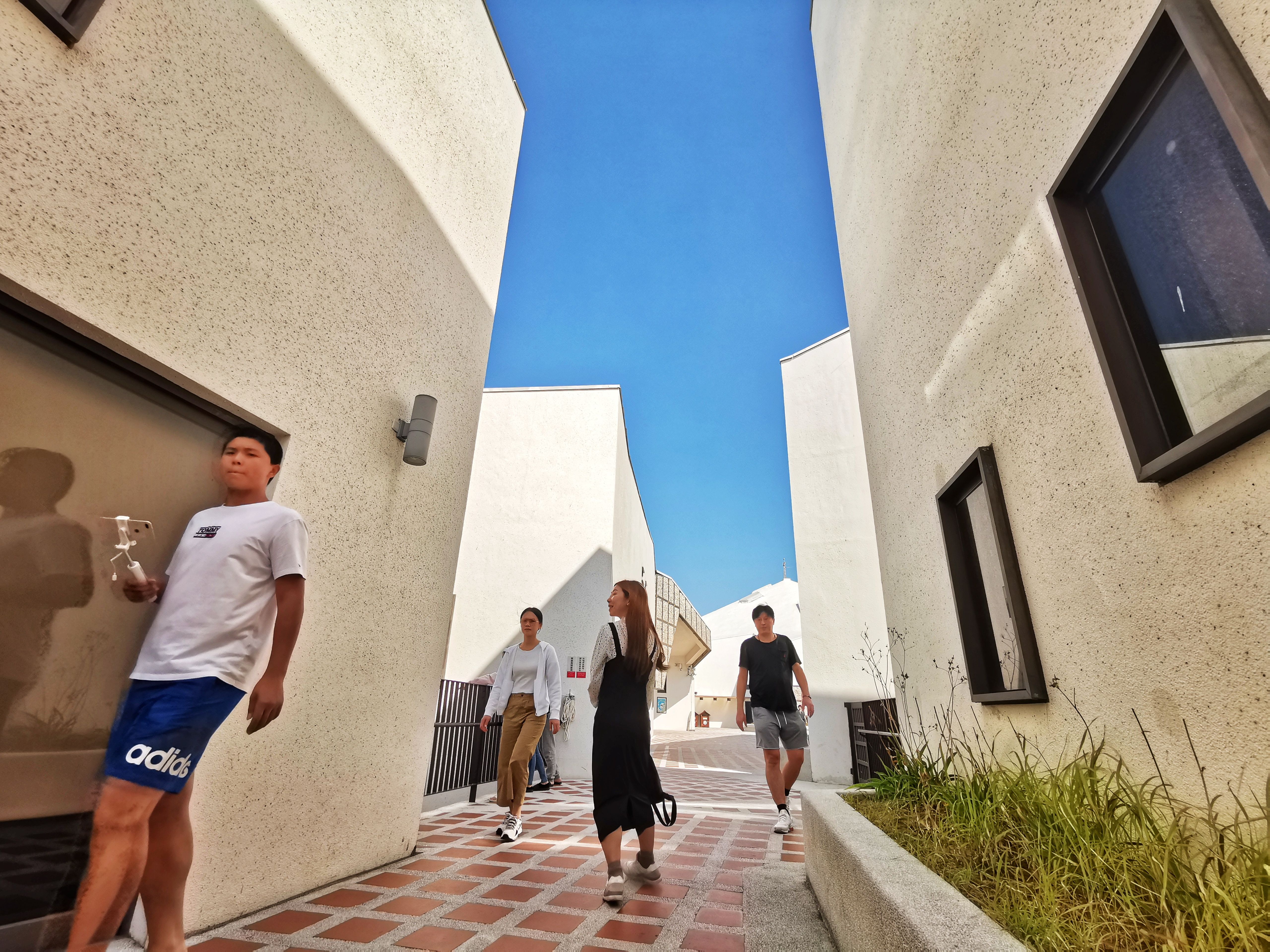 走進廊道間，藍天與白色建築搭配的典雅細緻。
