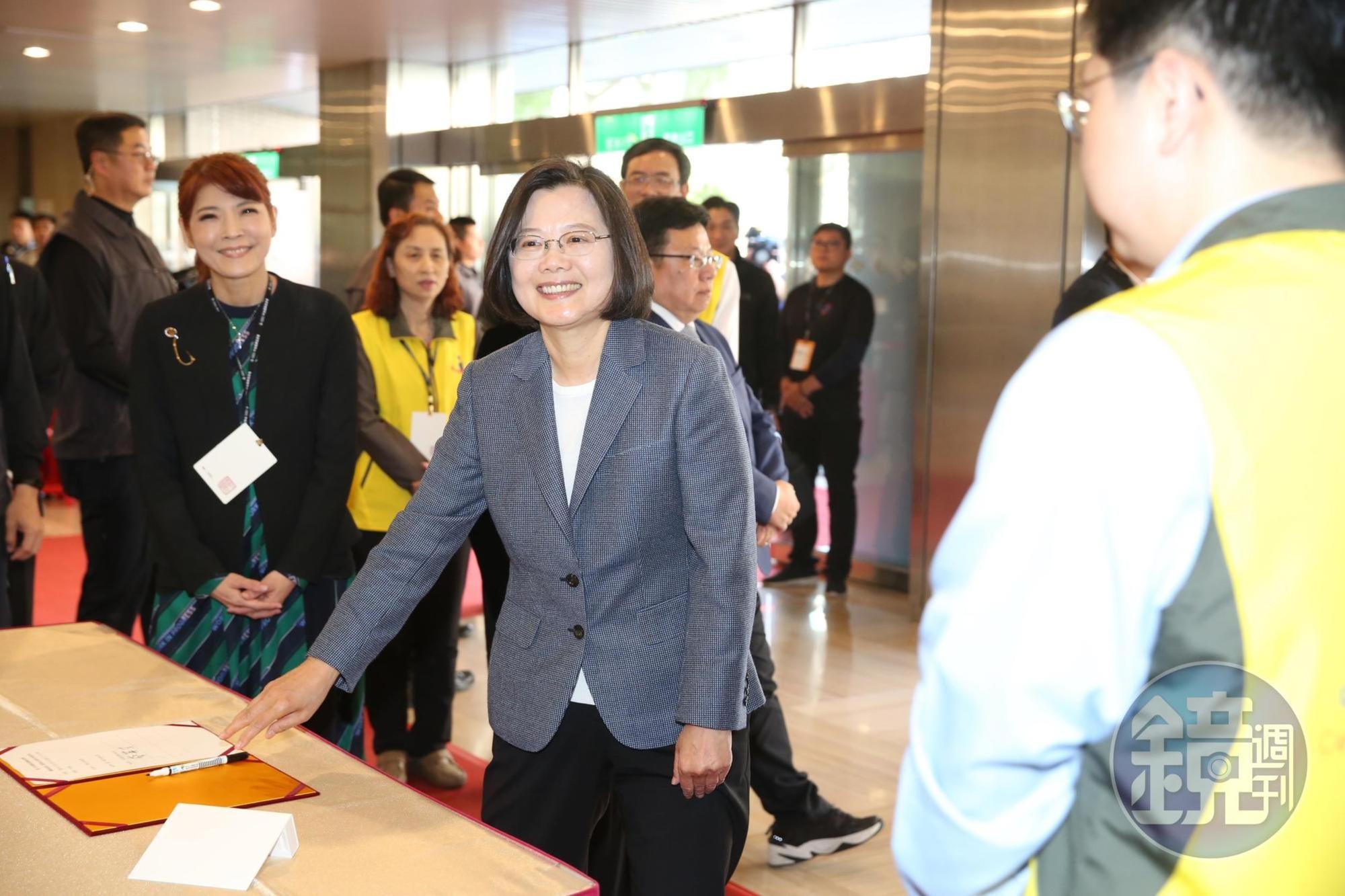 民進黨總統候選人蔡英文質疑，韓國瑜的國政顧問團就是當年的633團隊，沿用舊團隊、舊的模式如何發大財。
