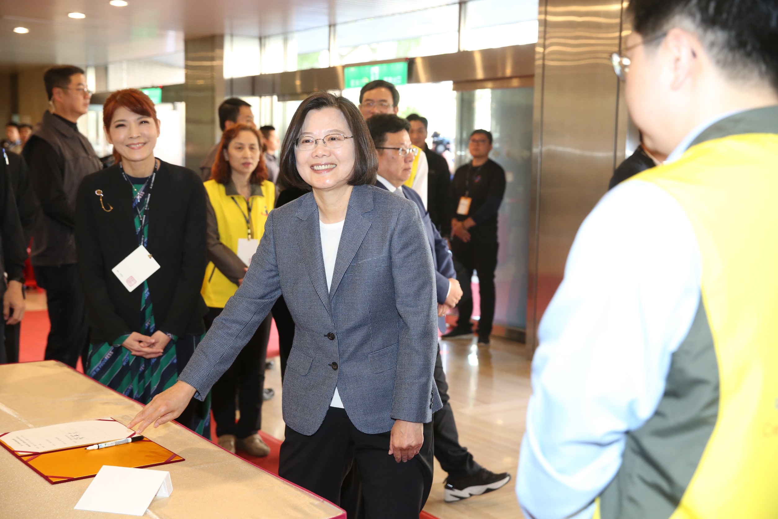 民進黨總統候選人蔡英文質疑，韓國瑜的國政顧問團就是當年的633團隊，沿用舊團隊、舊的模式如何發大財。