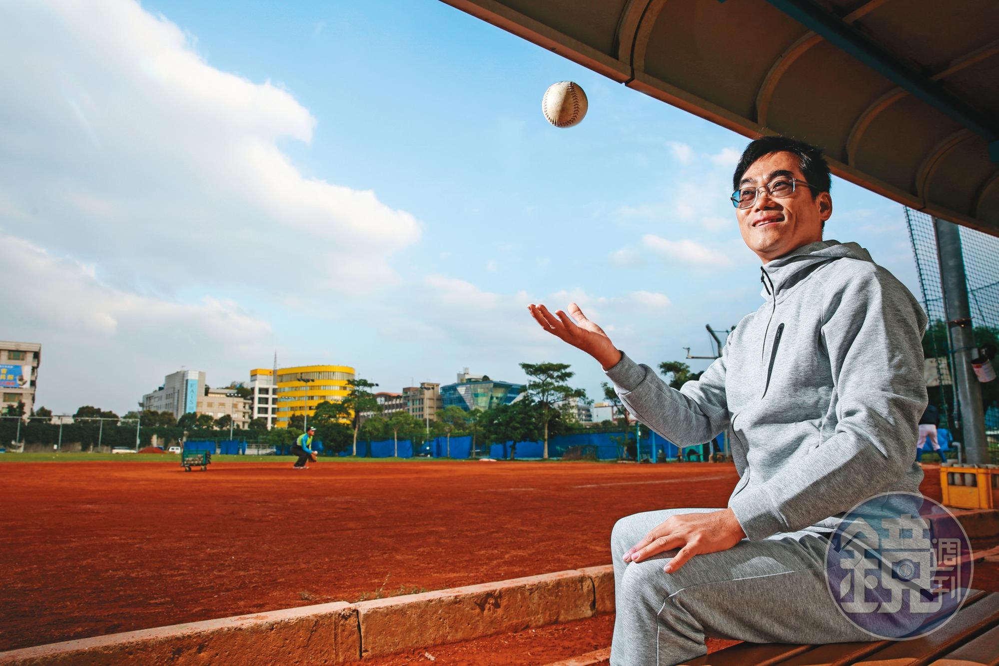 洪志賢是資深棒球迷,他把「上壘率」應用於投資上,認為追蹤外資,上壘率最高。