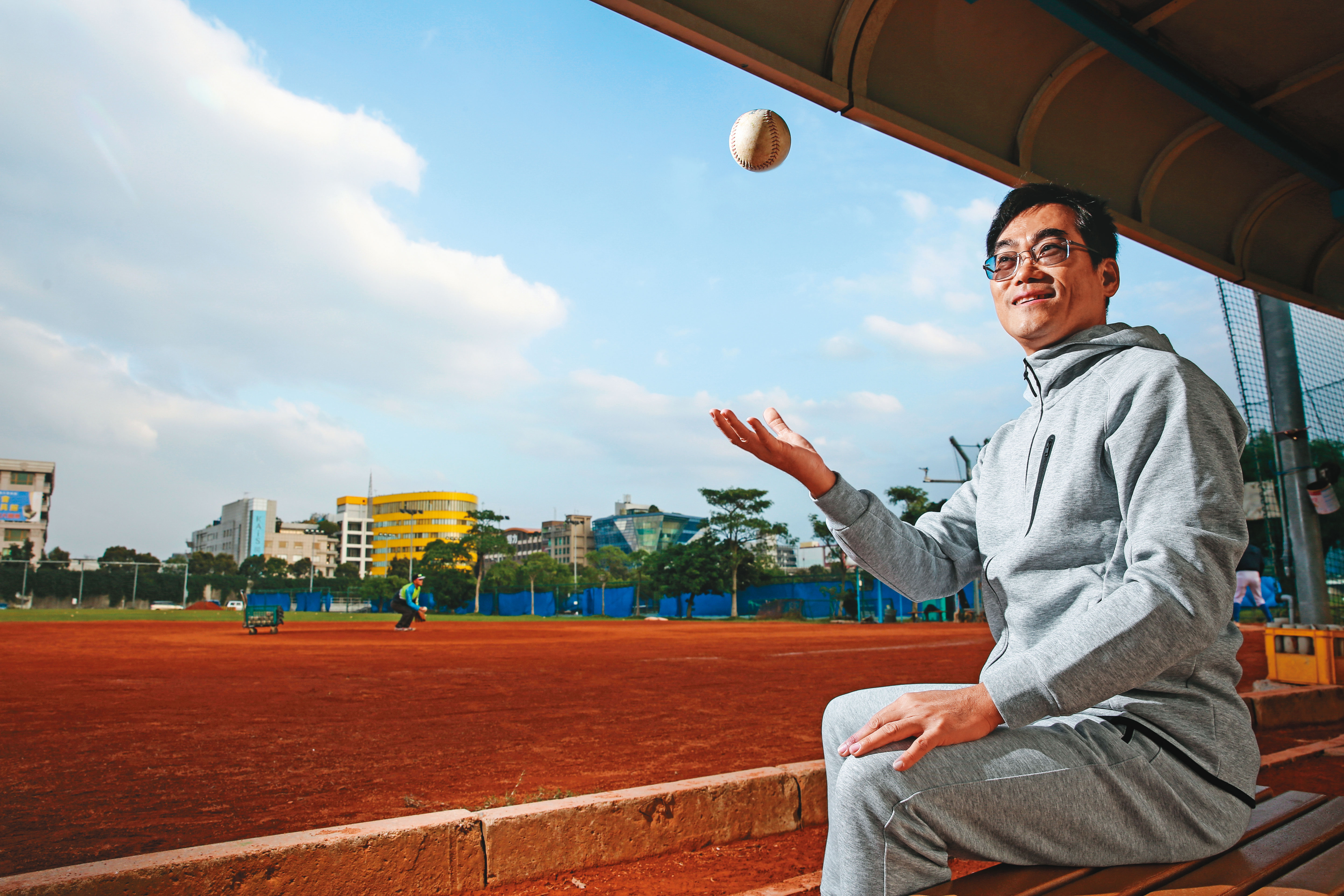 洪志賢是資深棒球迷，他把「上壘率」應用於投資上，認為追蹤外資，上壘率最高。