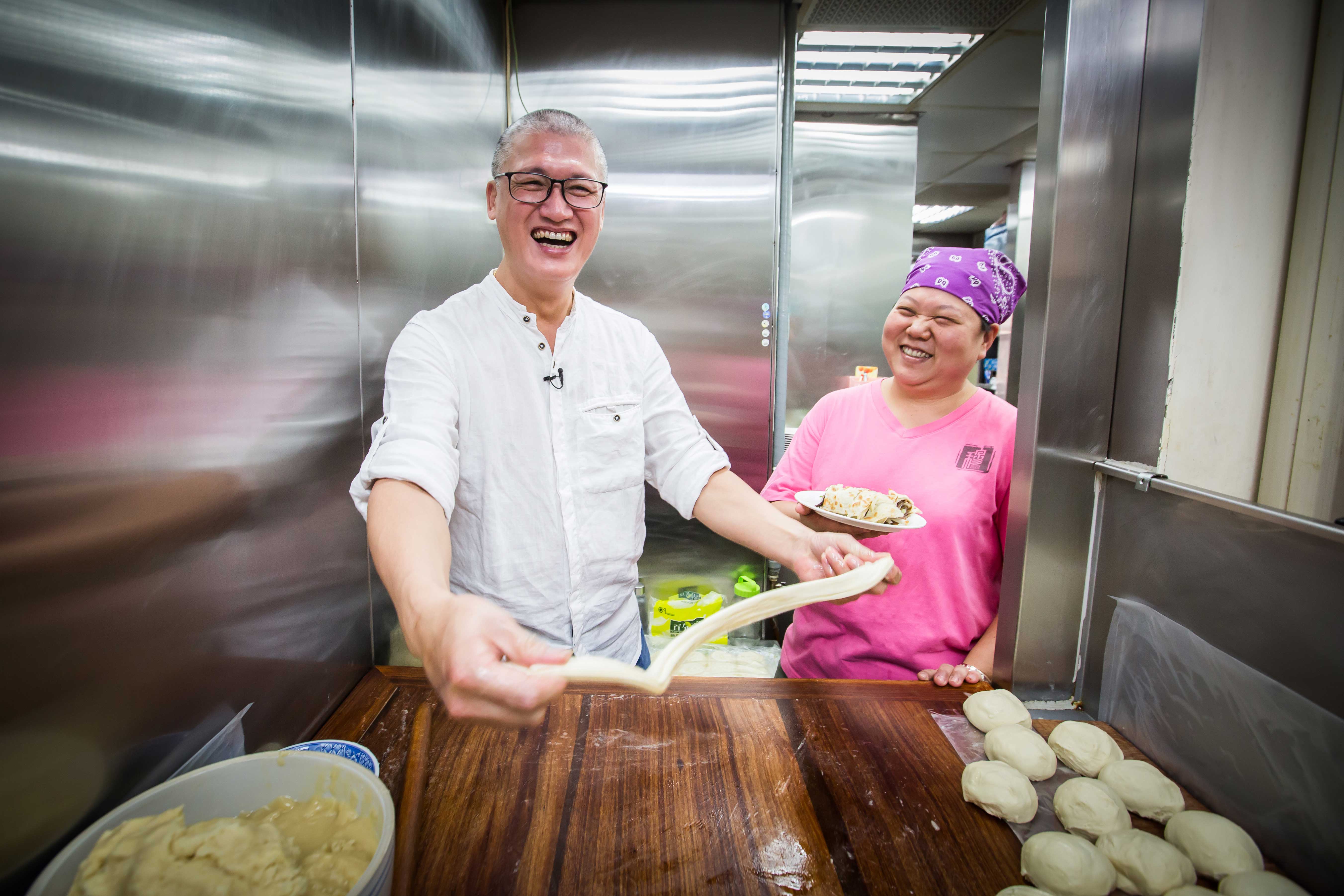 穆記牛肉麵現由第二代穆沛渝（右）與周泰龍（左）夫妻接手，斤餅還特別被2019年米其林指南點名必吃。