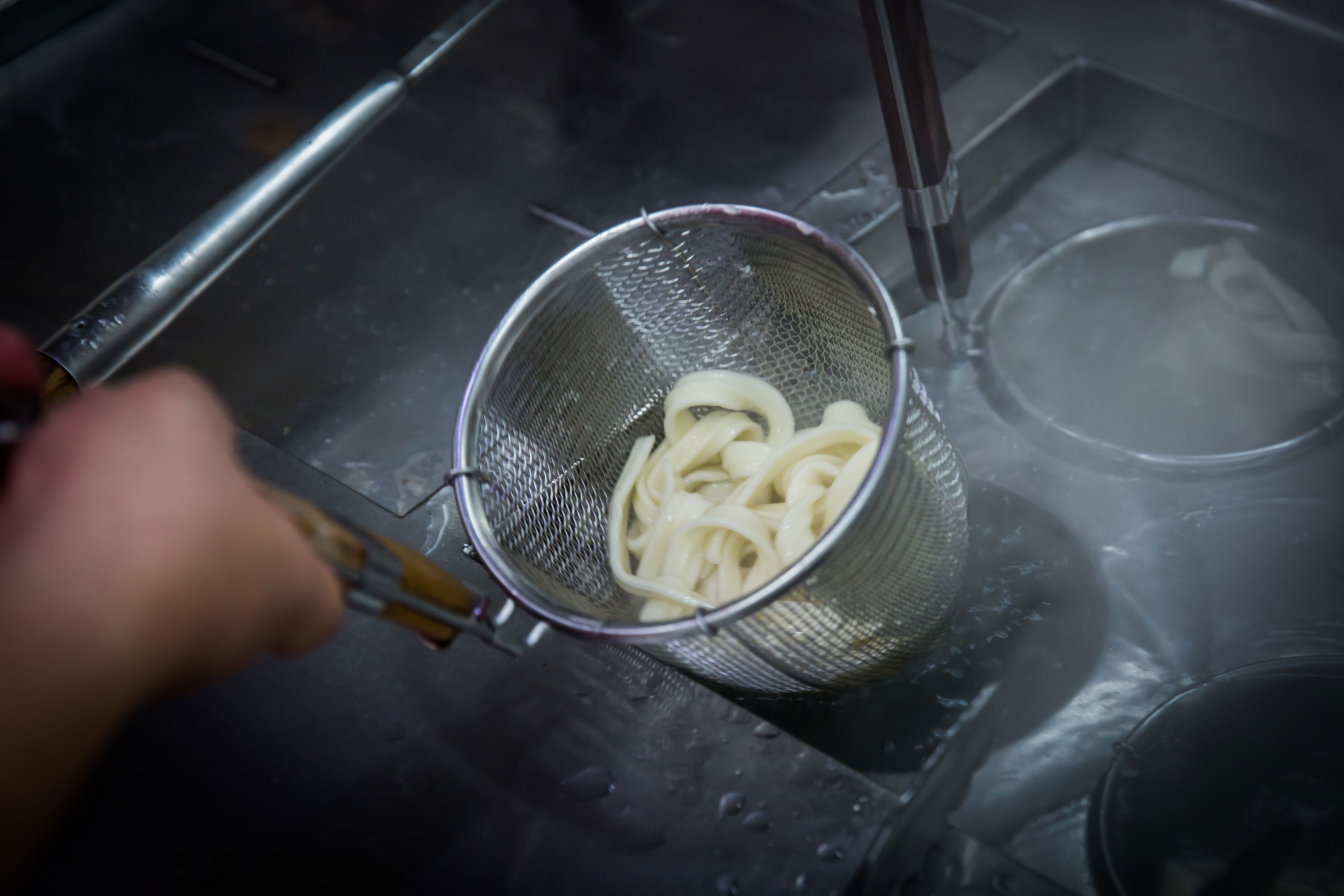 周泰龍把原本的手工麵條換成冷凍熟食麵，雖然成本貴5倍，但煮麵速度更快，品質也穩定。